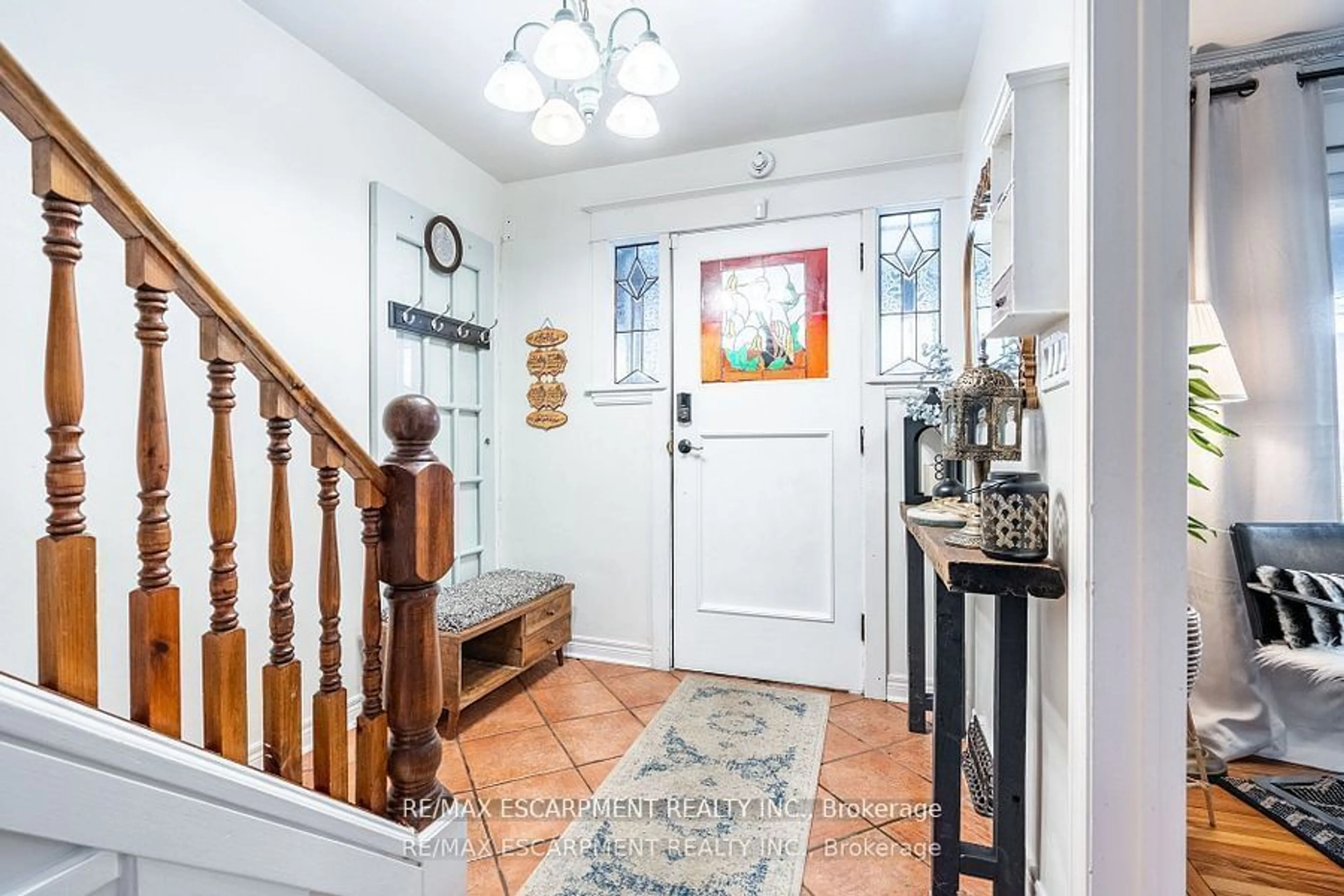 Indoor entryway for 164 Edgemont St, Hamilton Ontario L8K 2H9