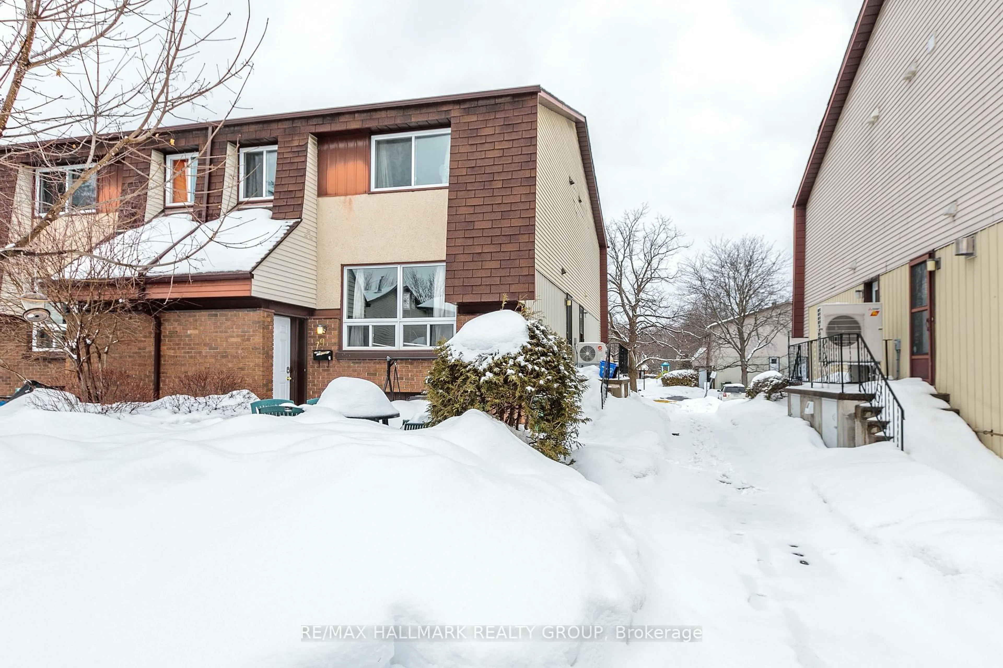 A pic from outside/outdoor area/front of a property/back of a property/a pic from drone, street for 79 Pixley N/A, Ottawa Ontario K1G 4C3