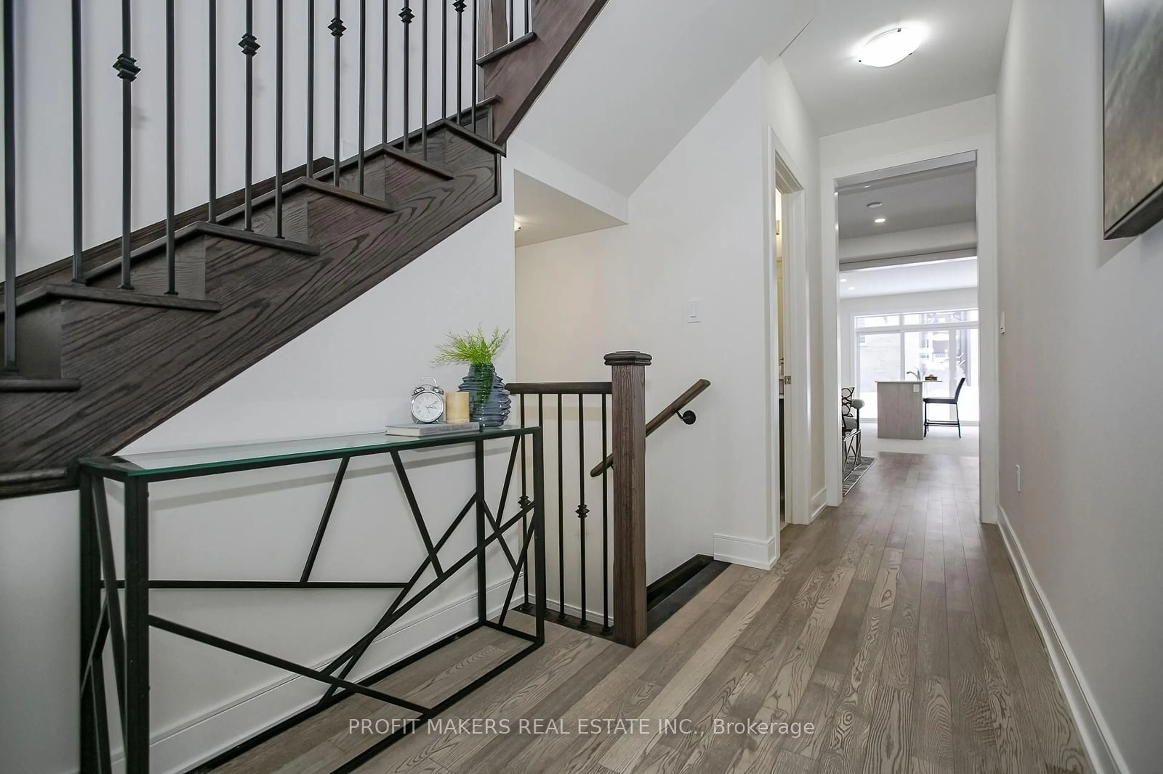 Indoor foyer for 35 Stanley Leitch Dr, Erin Ontario N0B 1T0