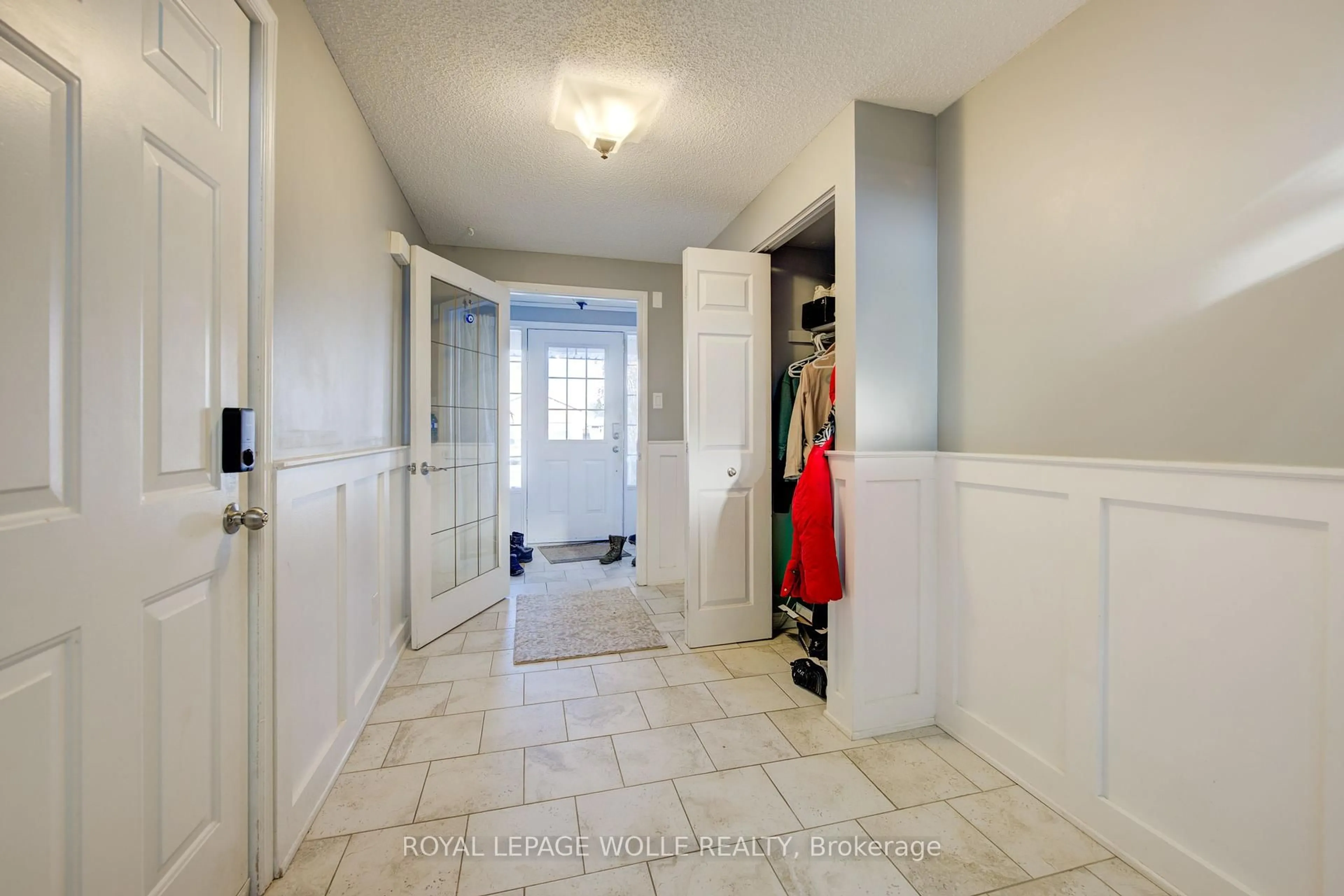 Indoor entryway for 35 Wildlark Cres, Kitchener Ontario N2N 3E8