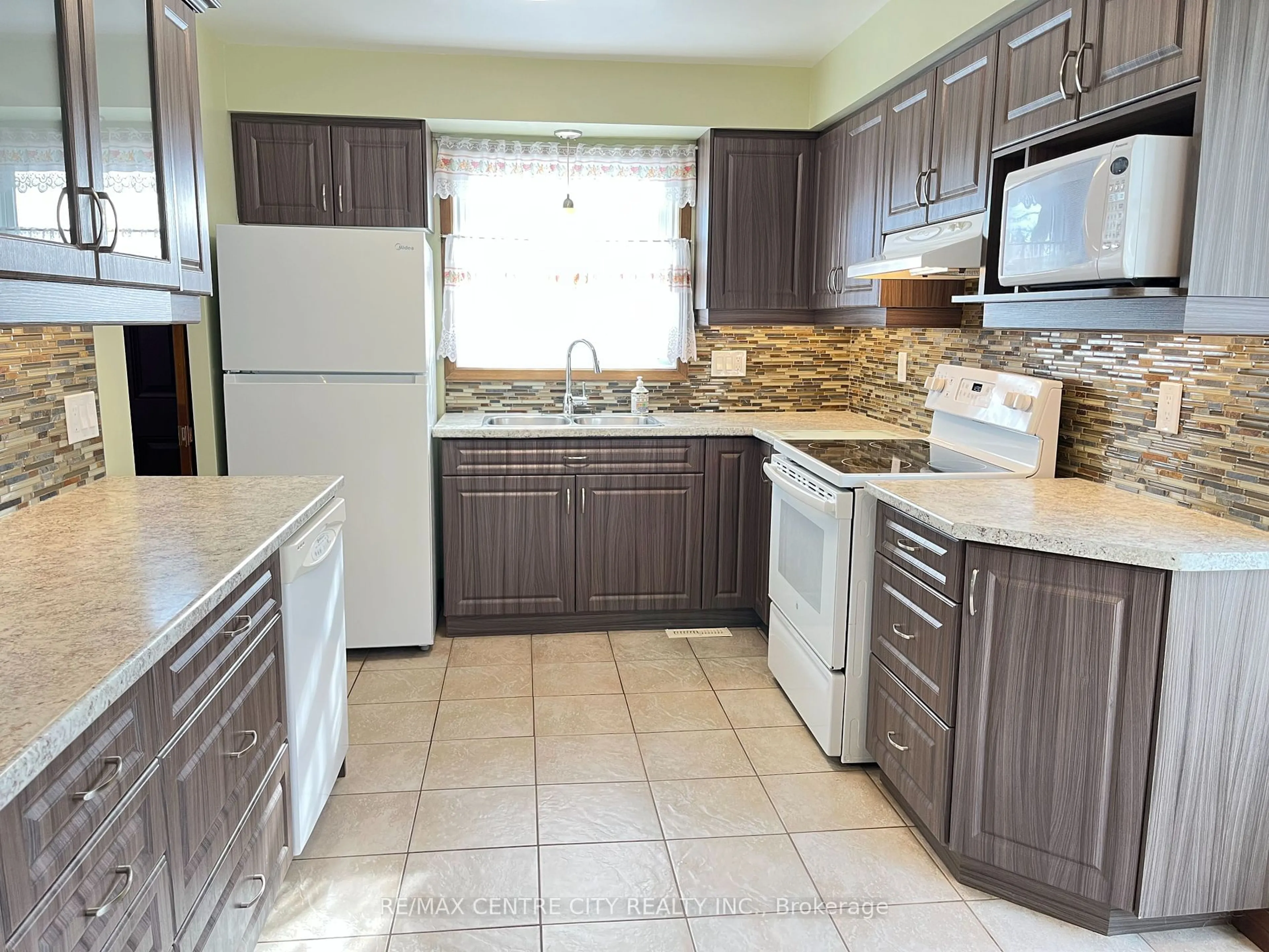 Standard kitchen, ceramic/tile floor for 71 Speight Cres, London Ontario N5V 3W6