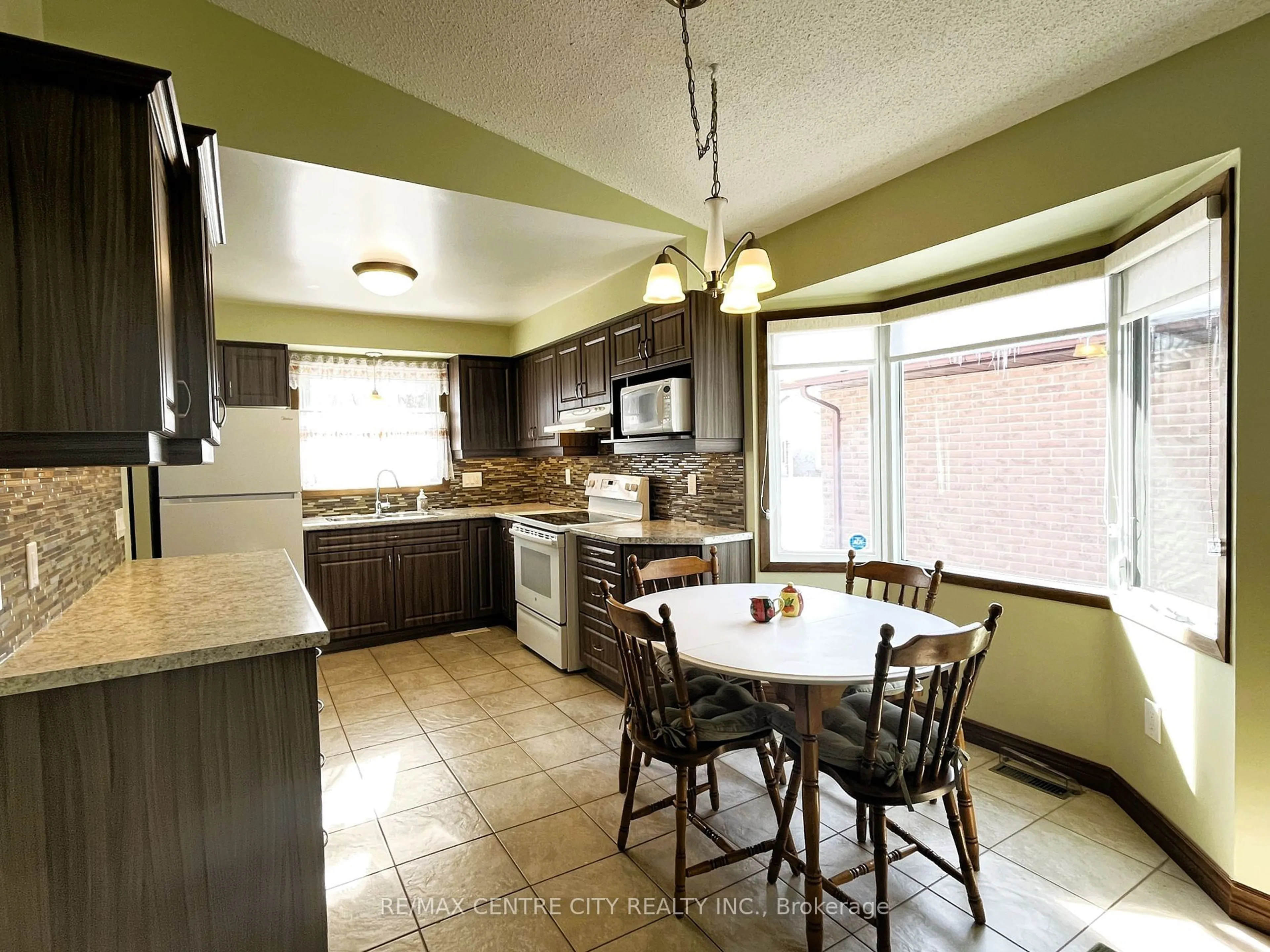 Open concept kitchen, ceramic/tile floor for 71 Speight Cres, London Ontario N5V 3W6