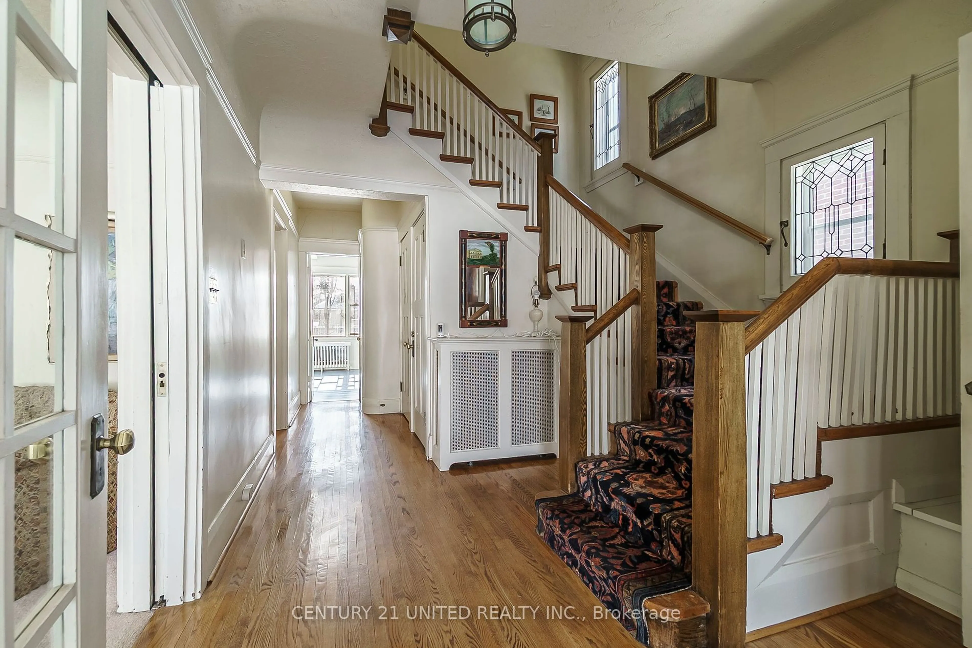 Indoor entryway for 593 Weller St, Peterborough Ontario K9H 2N9