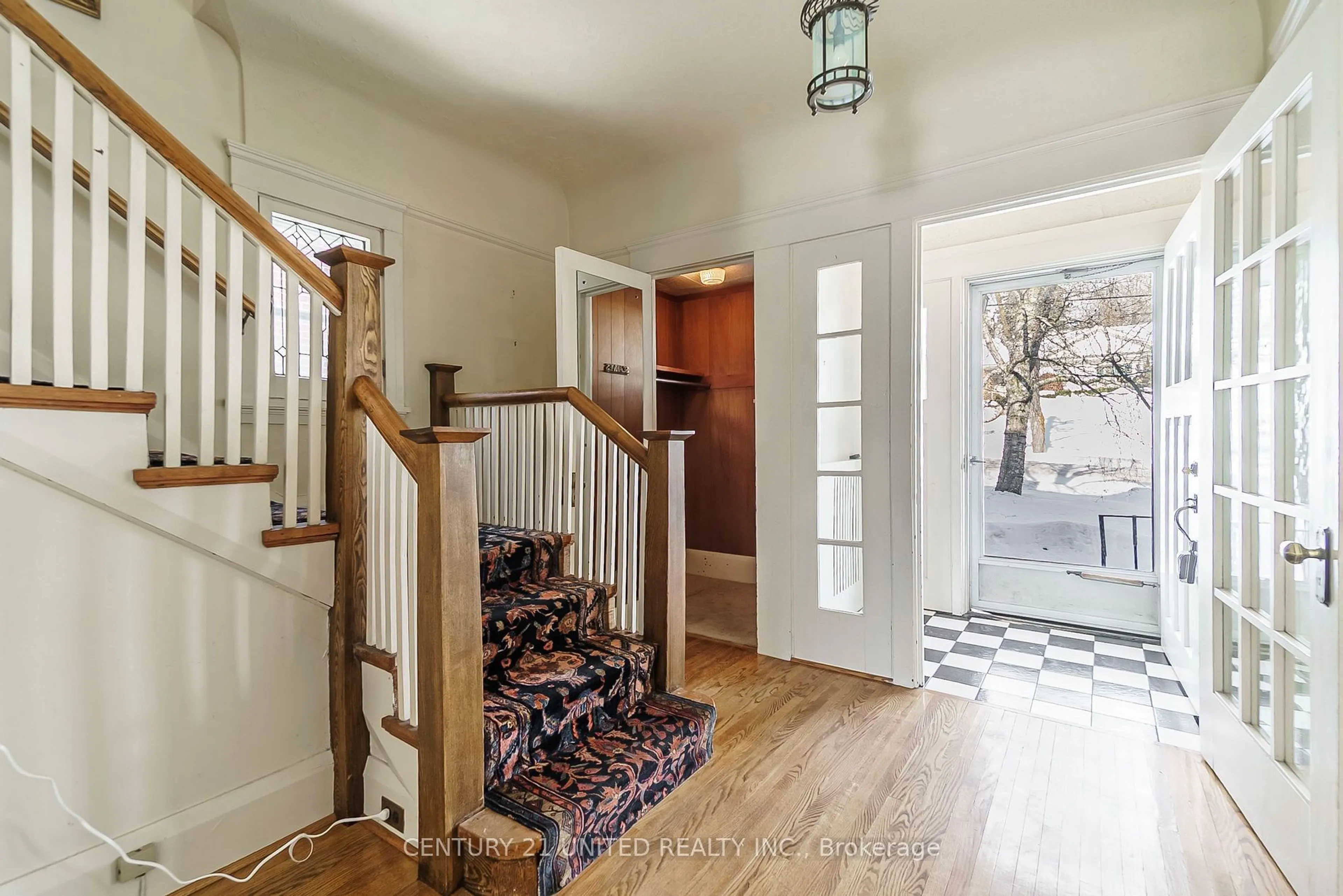 Indoor entryway for 593 Weller St, Peterborough Ontario K9H 2N9