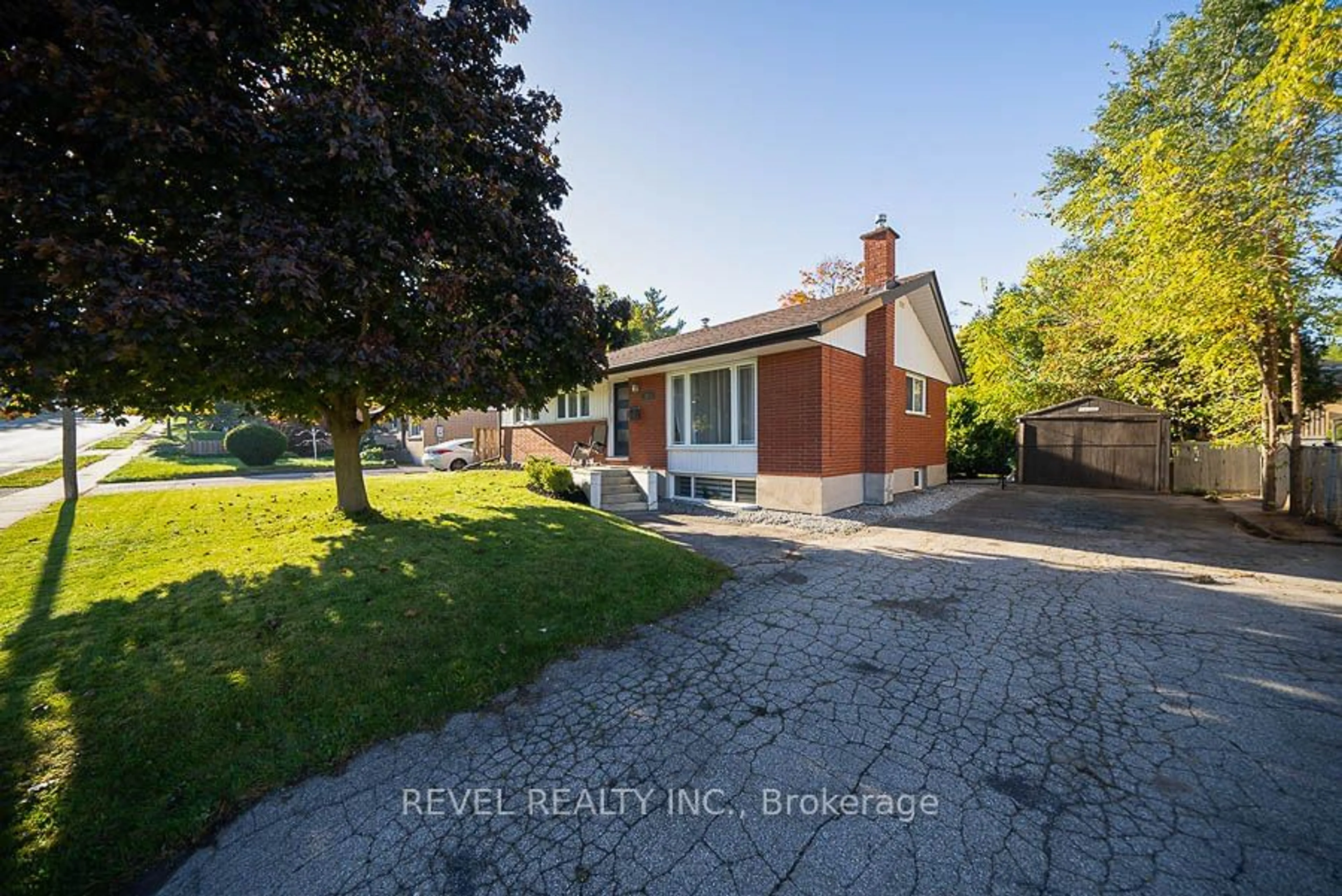 A pic from outside/outdoor area/front of a property/back of a property/a pic from drone, street for 11 Hillcrest Ave, Brantford Ontario N3T 2C8