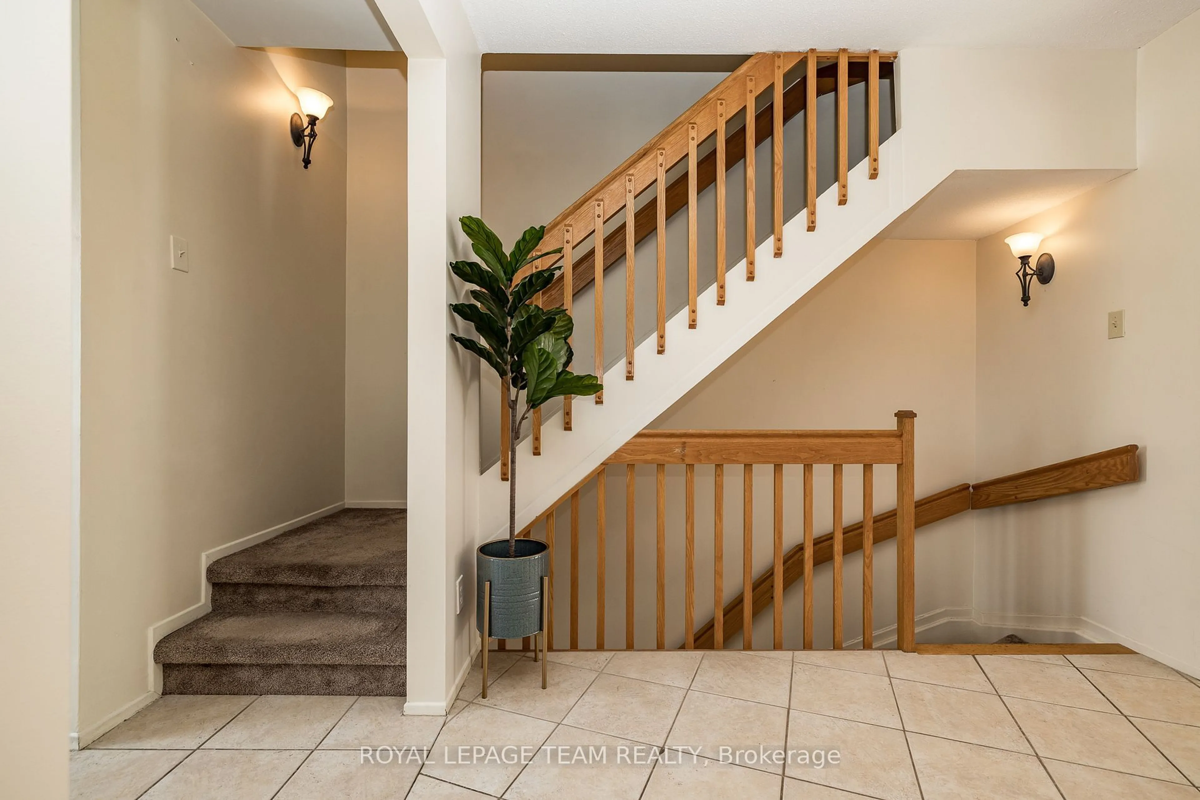 Indoor foyer for 1 Timberview Way #3, Bells Corners and South to Fallowfield Ontario K2H 9M7