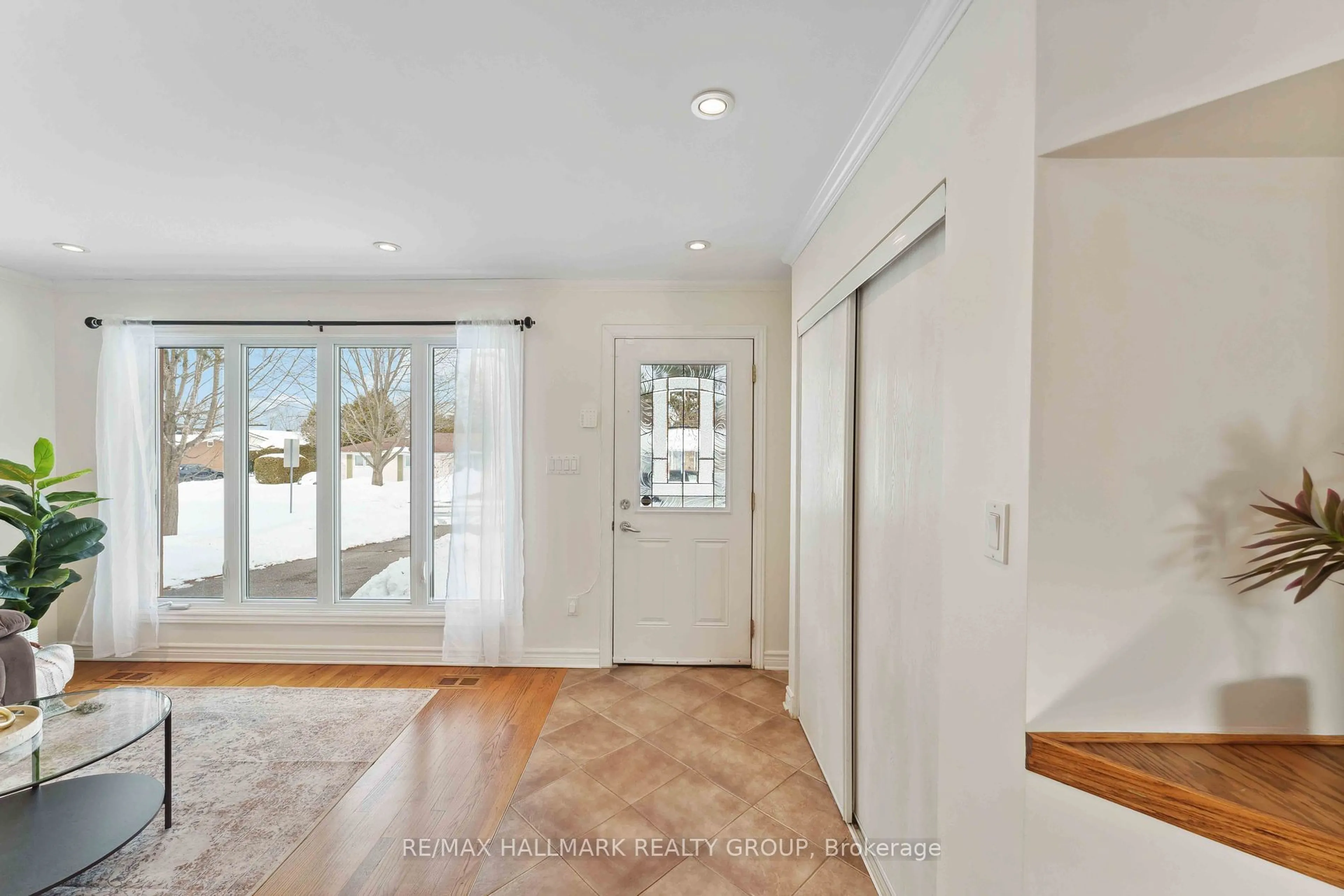 Indoor entryway for 6 Ellery Cres, Bells Corners and South to Fallowfield Ontario K2H 6M6