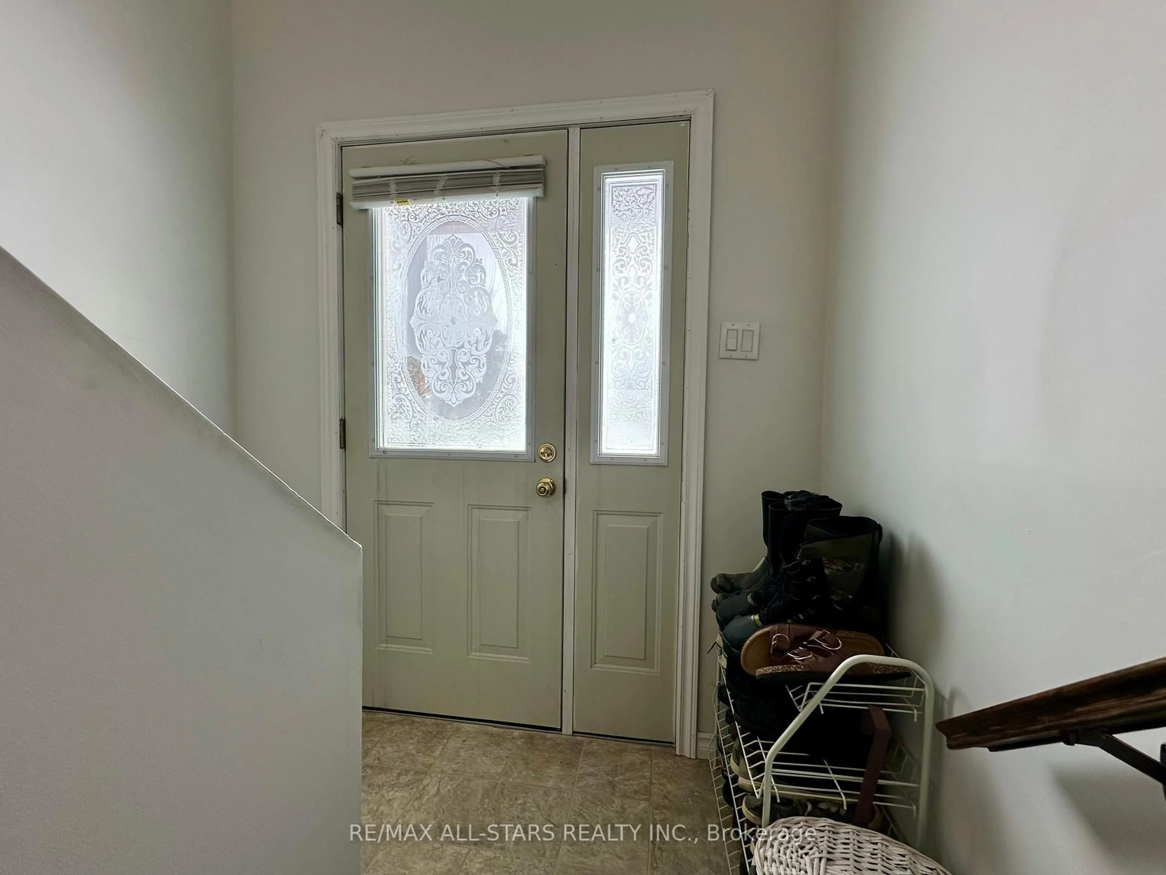 Indoor entryway for 25 Maple Grove Rd, Kawartha Lakes Ontario K9V 4R6