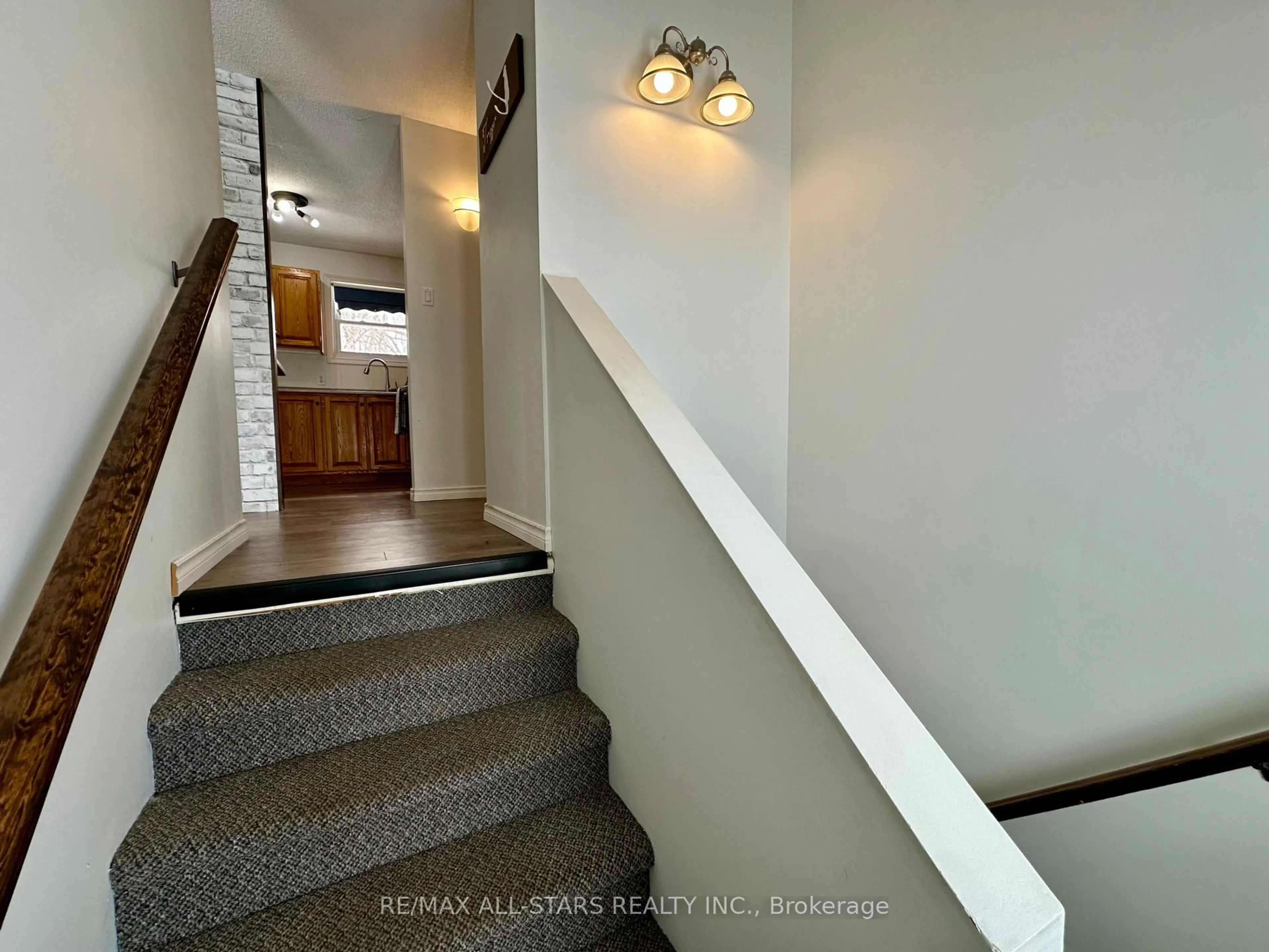 Indoor foyer for 25 Maple Grove Rd, Kawartha Lakes Ontario K9V 4R6