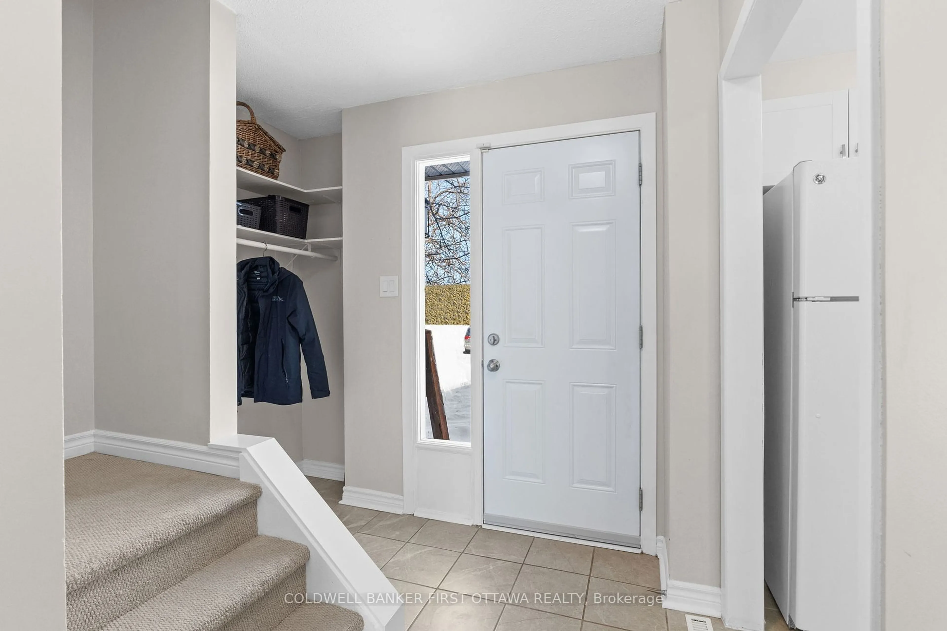 Indoor entryway for 449B Moodie Dr, Bells Corners and South to Fallowfield Ontario K2H 8T6