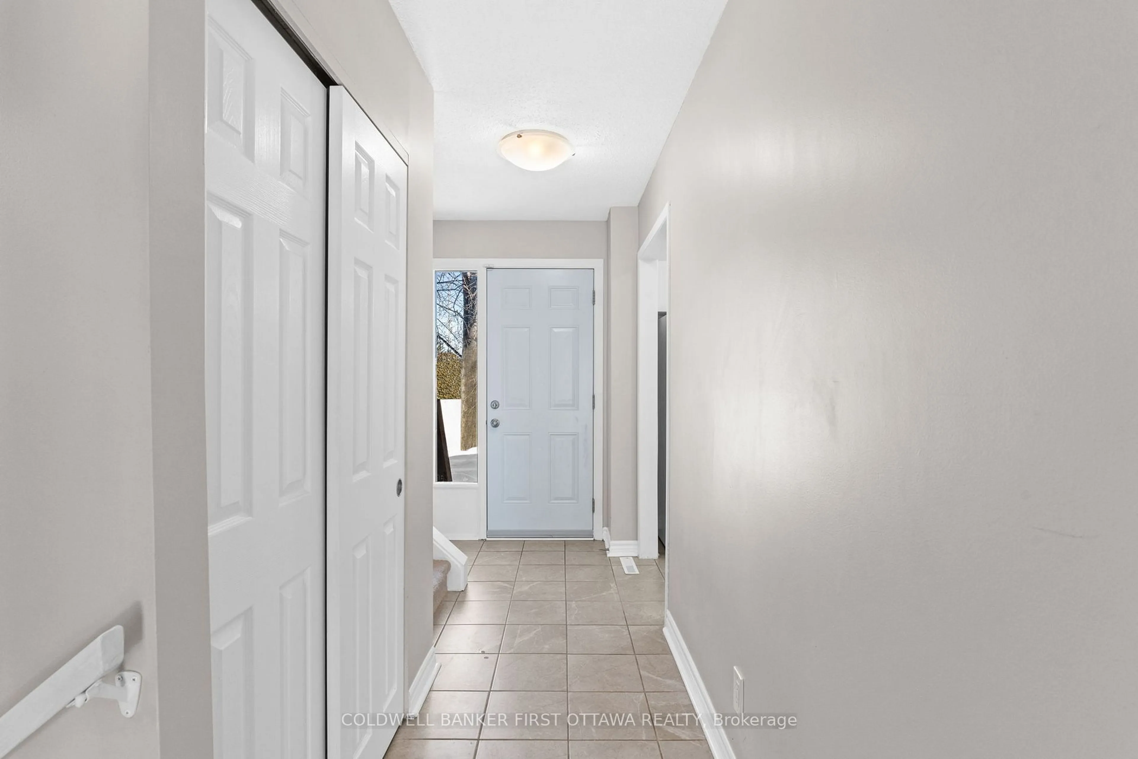 Indoor entryway for 449B Moodie Dr, Bells Corners and South to Fallowfield Ontario K2H 8T6