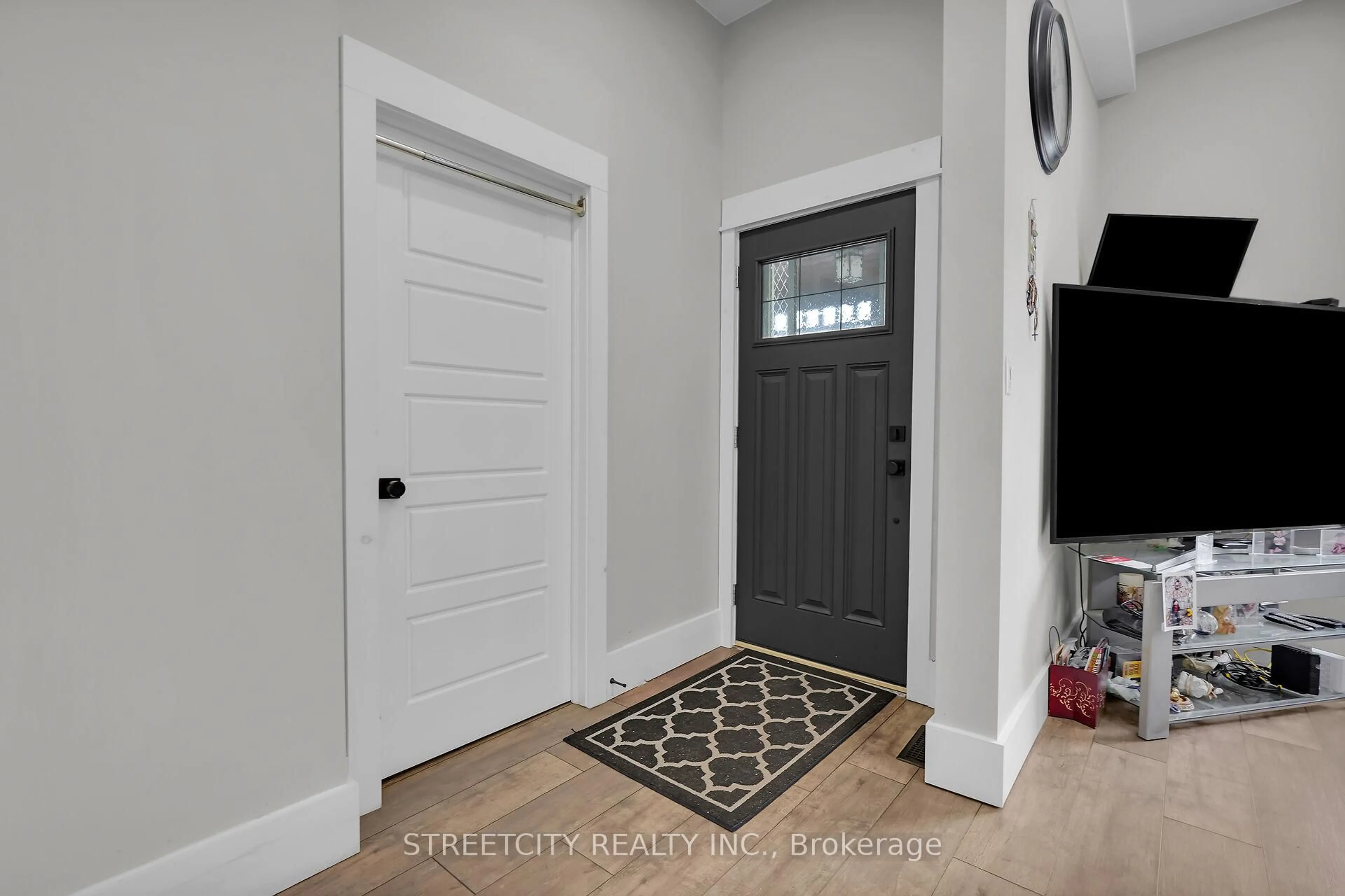 Indoor entryway for 7 Myrtle St, St. Thomas Ontario N5R 2E6