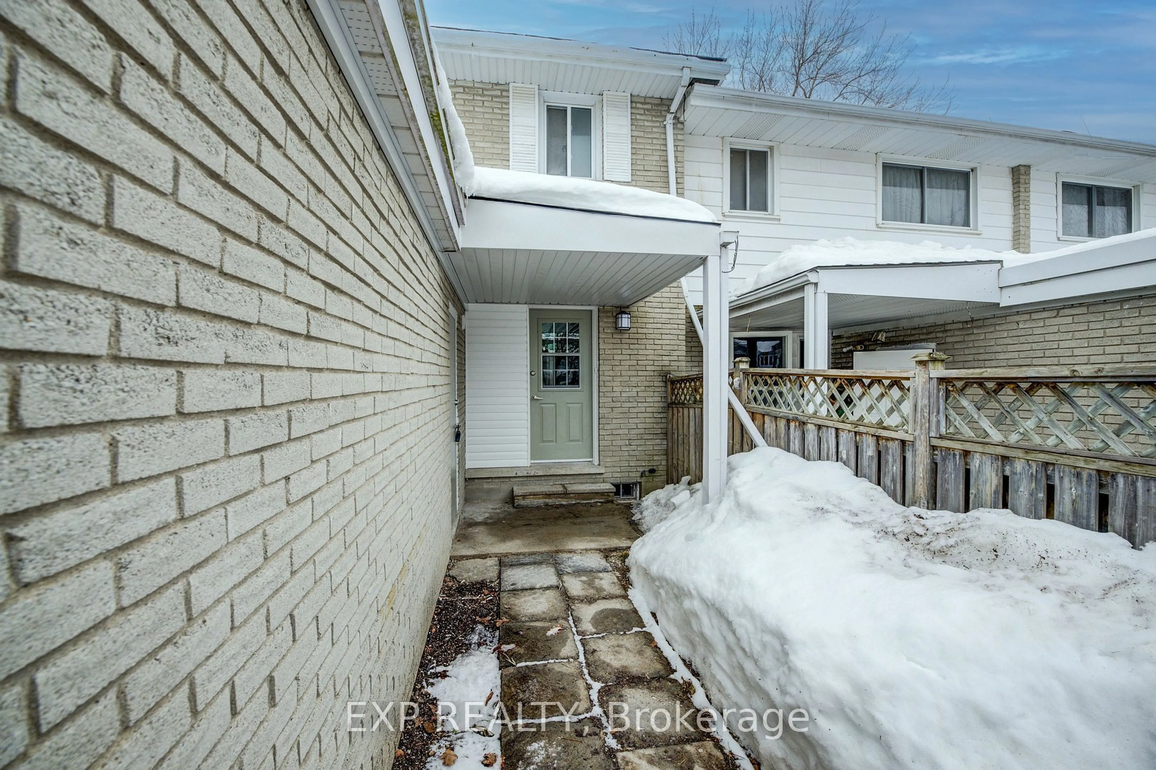 Patio, street for 110 Ralgreen Cres, Kitchener Ontario N2M 1T9