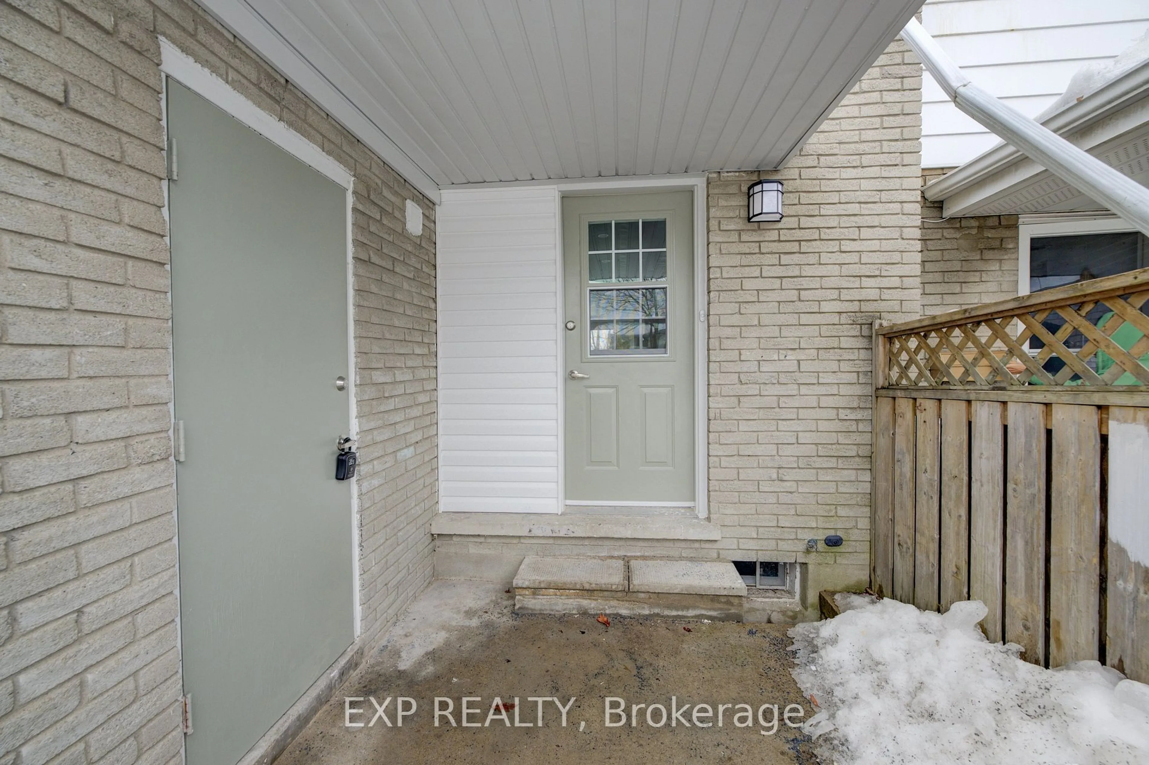 Indoor entryway for 110 Ralgreen Cres, Kitchener Ontario N2M 1T9