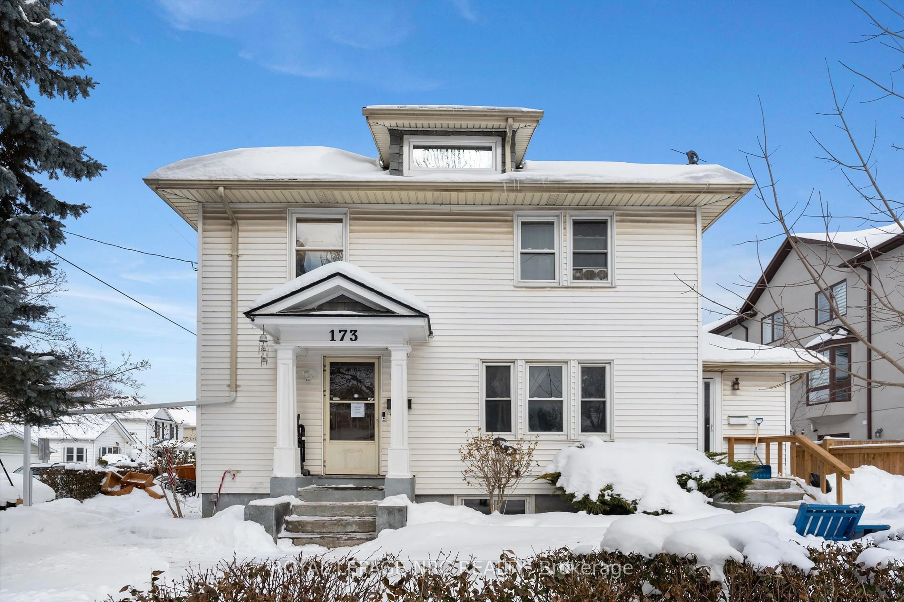 Home with vinyl exterior material, street for 173 Russell Ave, St. Catharines Ontario L2R 1W7