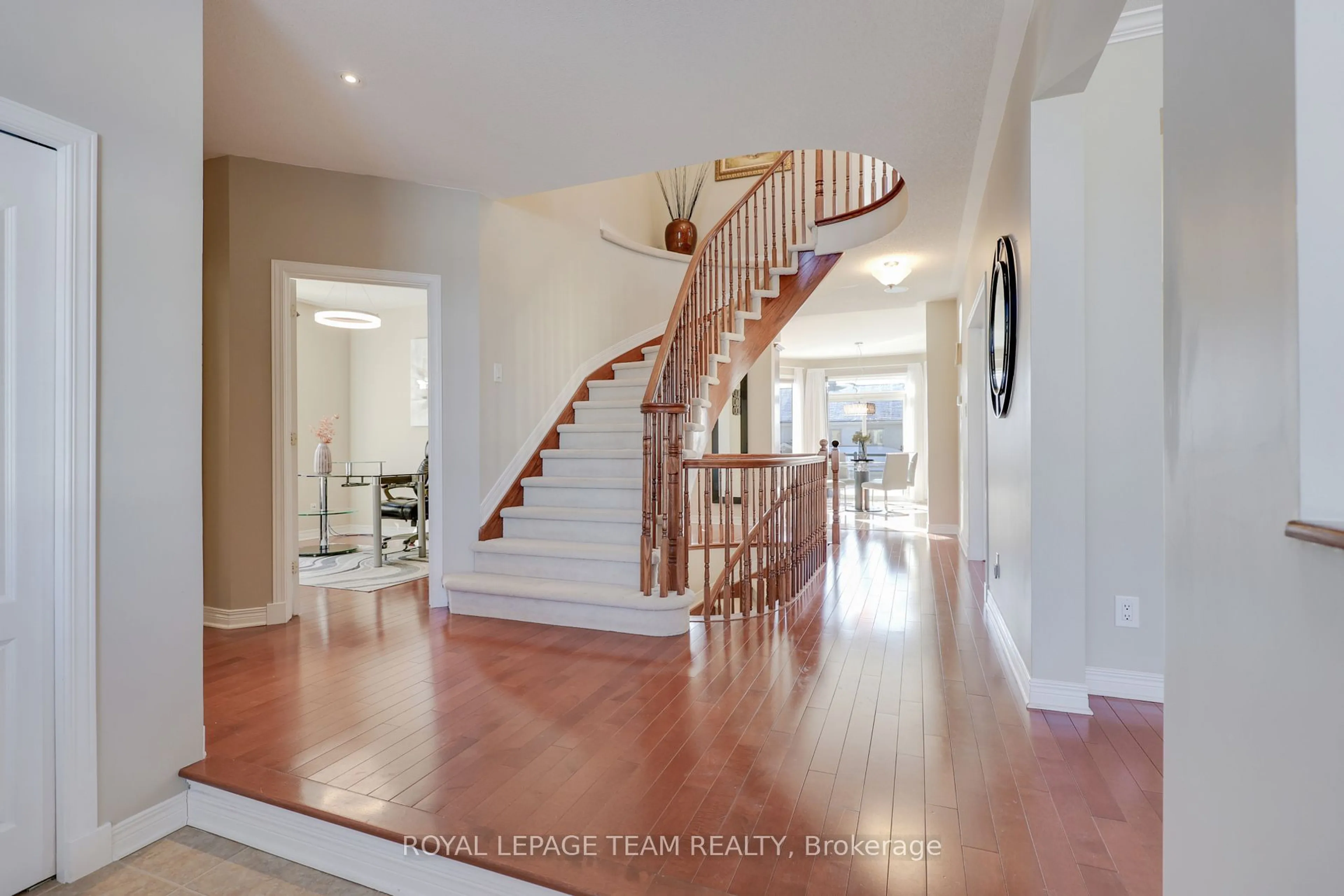 Indoor entryway for 726 KILMAR Cres, Kanata Ontario K2T 0B2