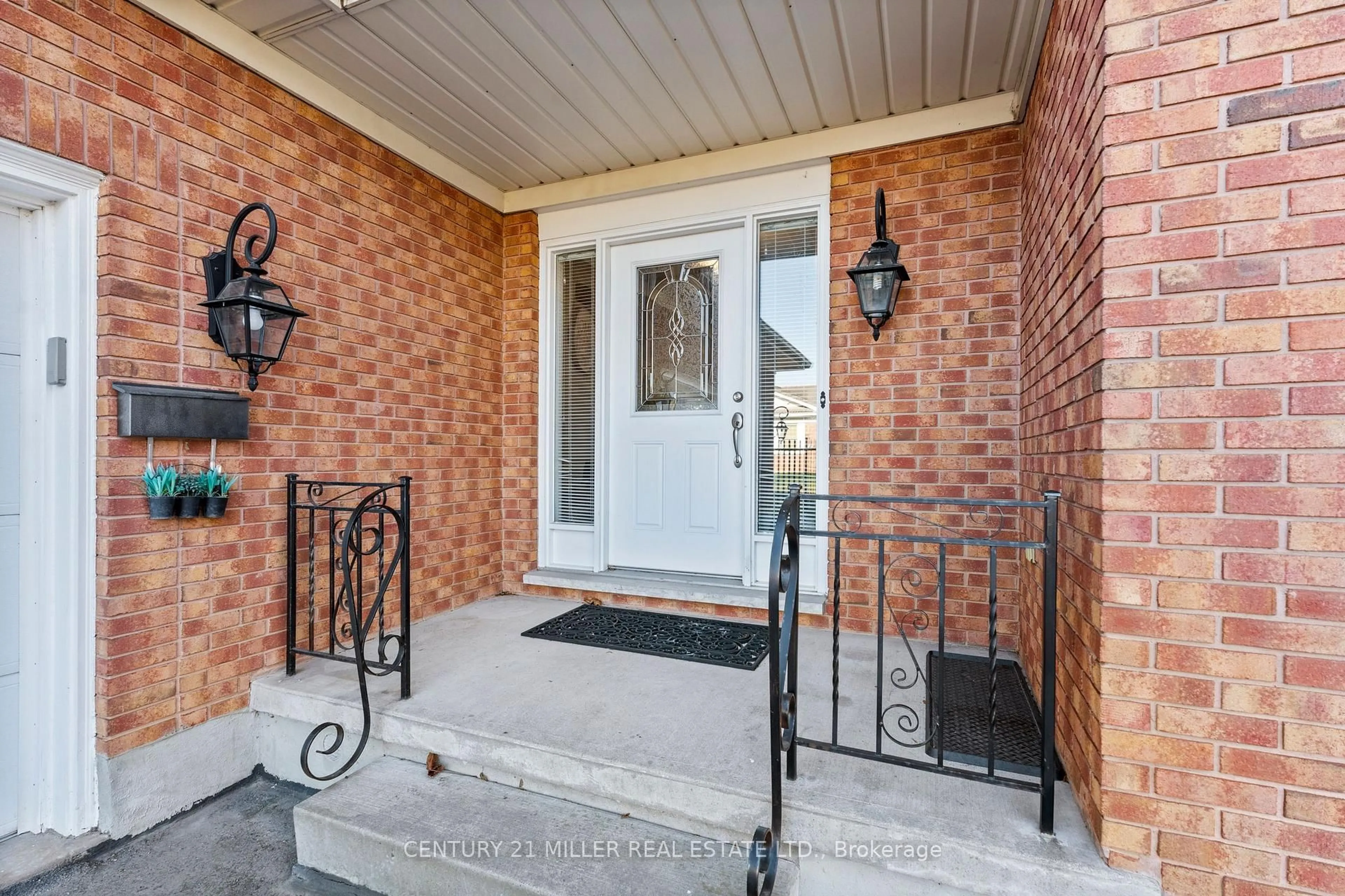 Indoor entryway for 7000 Windsor Cres, Niagara Falls Ontario L2G 1G1