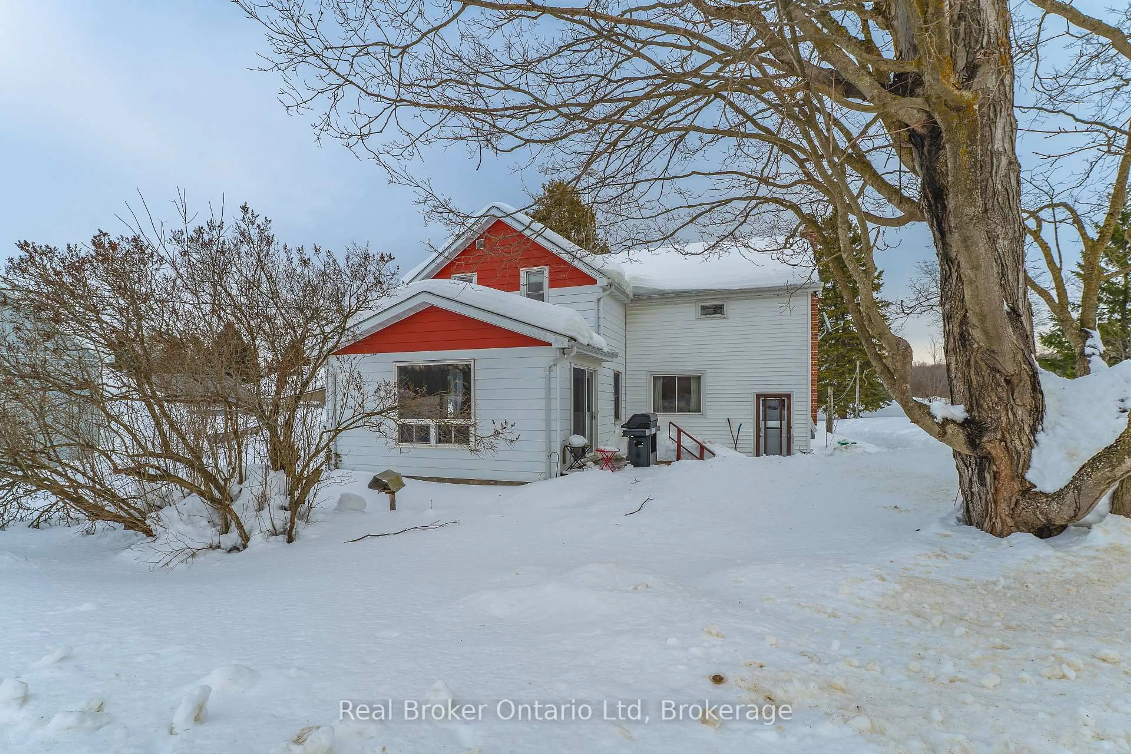 A pic from outside/outdoor area/front of a property/back of a property/a pic from drone, street for 117 Gordon St, Chatsworth Ontario N0H 1G0