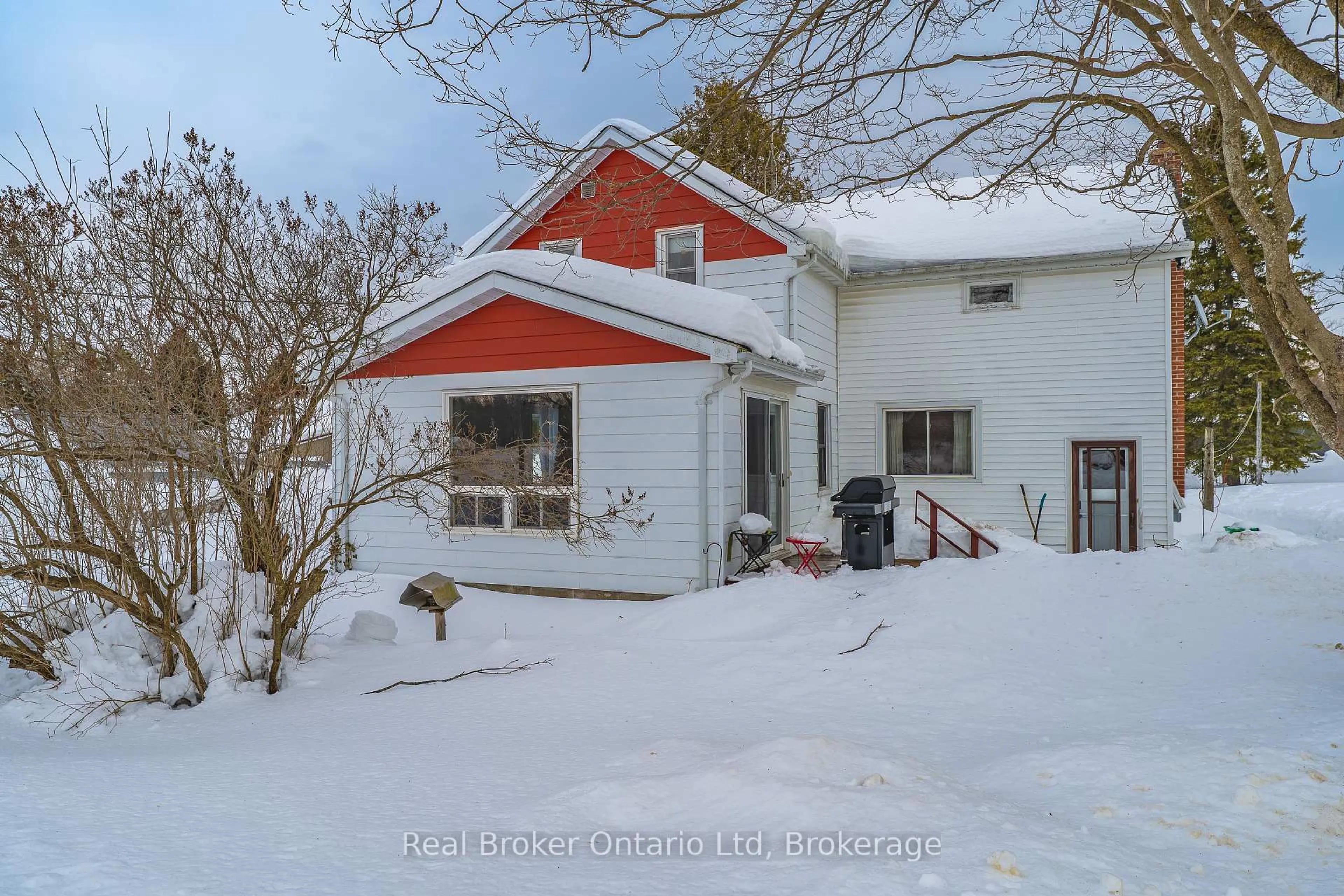 A pic from outside/outdoor area/front of a property/back of a property/a pic from drone, street for 117 Gordon St, Chatsworth Ontario N0H 1G0