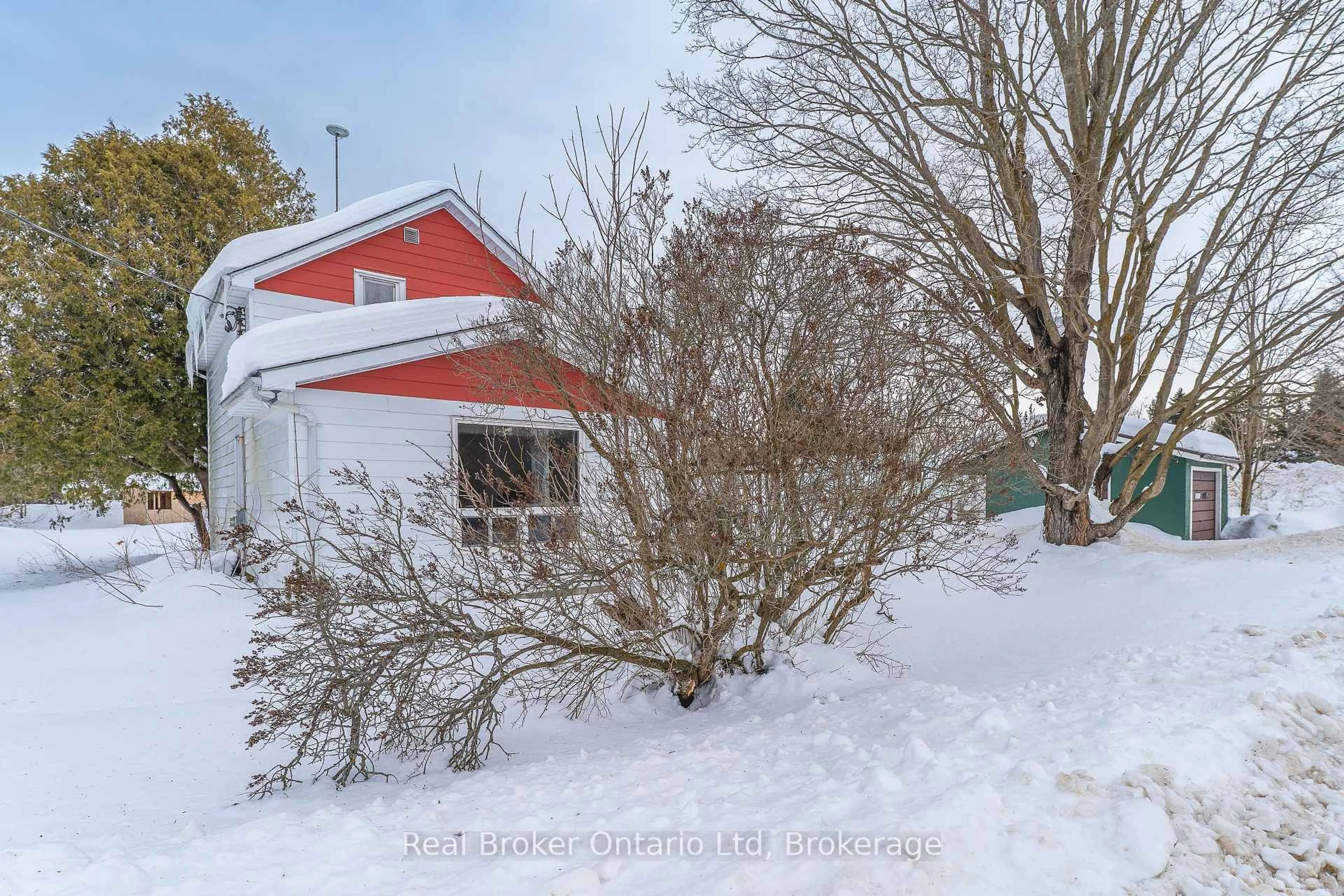 A pic from outside/outdoor area/front of a property/back of a property/a pic from drone, street for 117 Gordon St, Chatsworth Ontario N0H 1G0