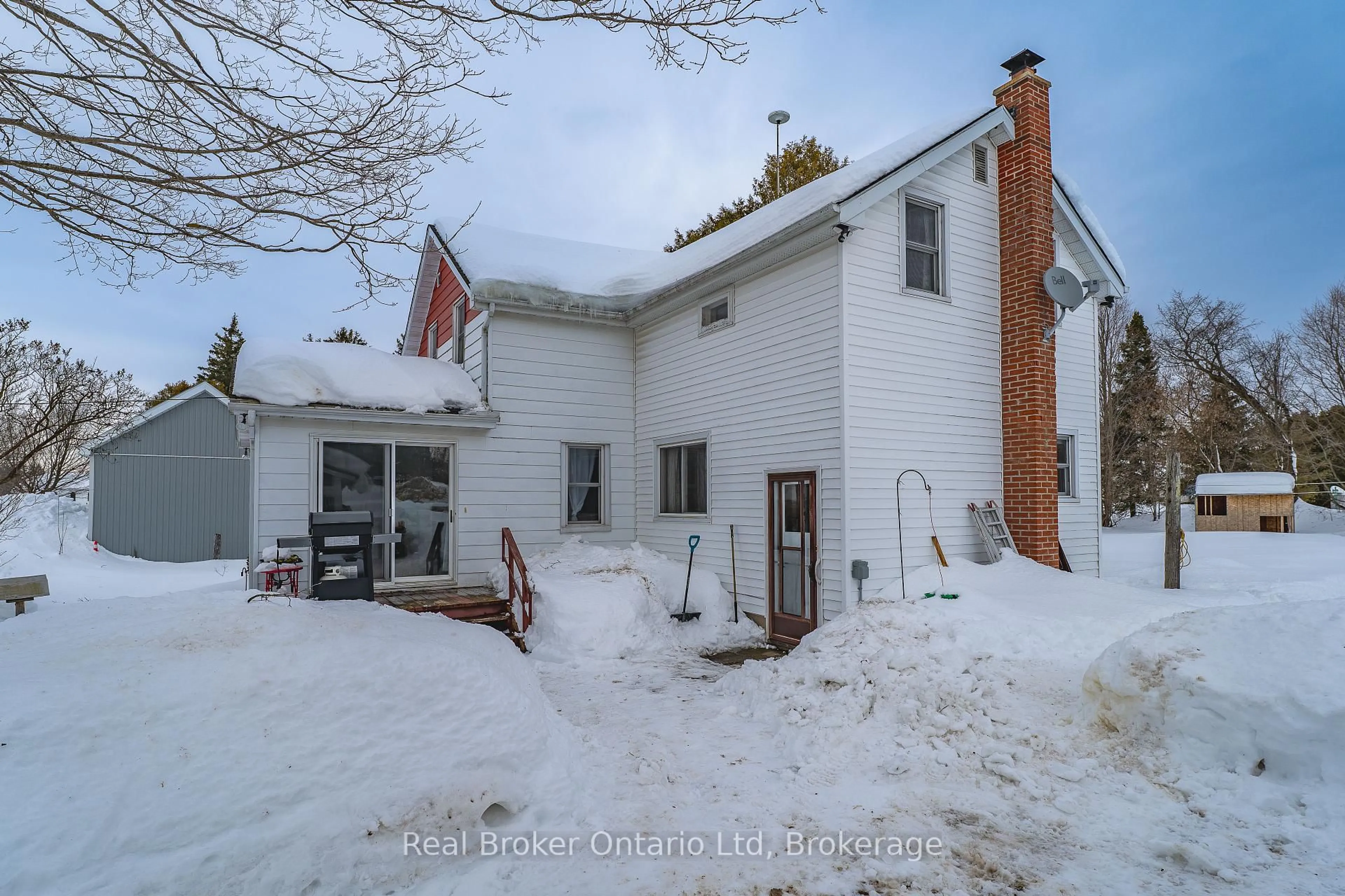 A pic from outside/outdoor area/front of a property/back of a property/a pic from drone, unknown for 117 Gordon St, Chatsworth Ontario N0H 1G0