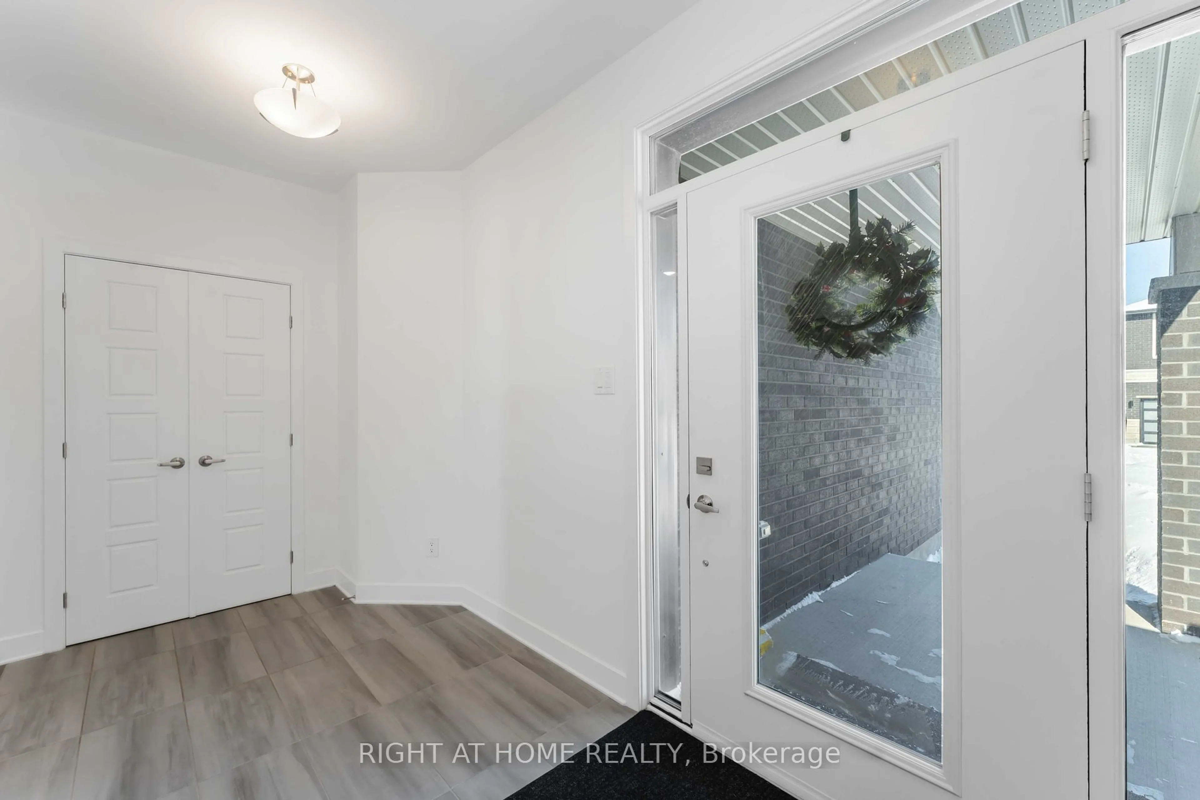 Indoor entryway for 339 Shuttleworth Dr, Leitrim Ontario K1T 0T6