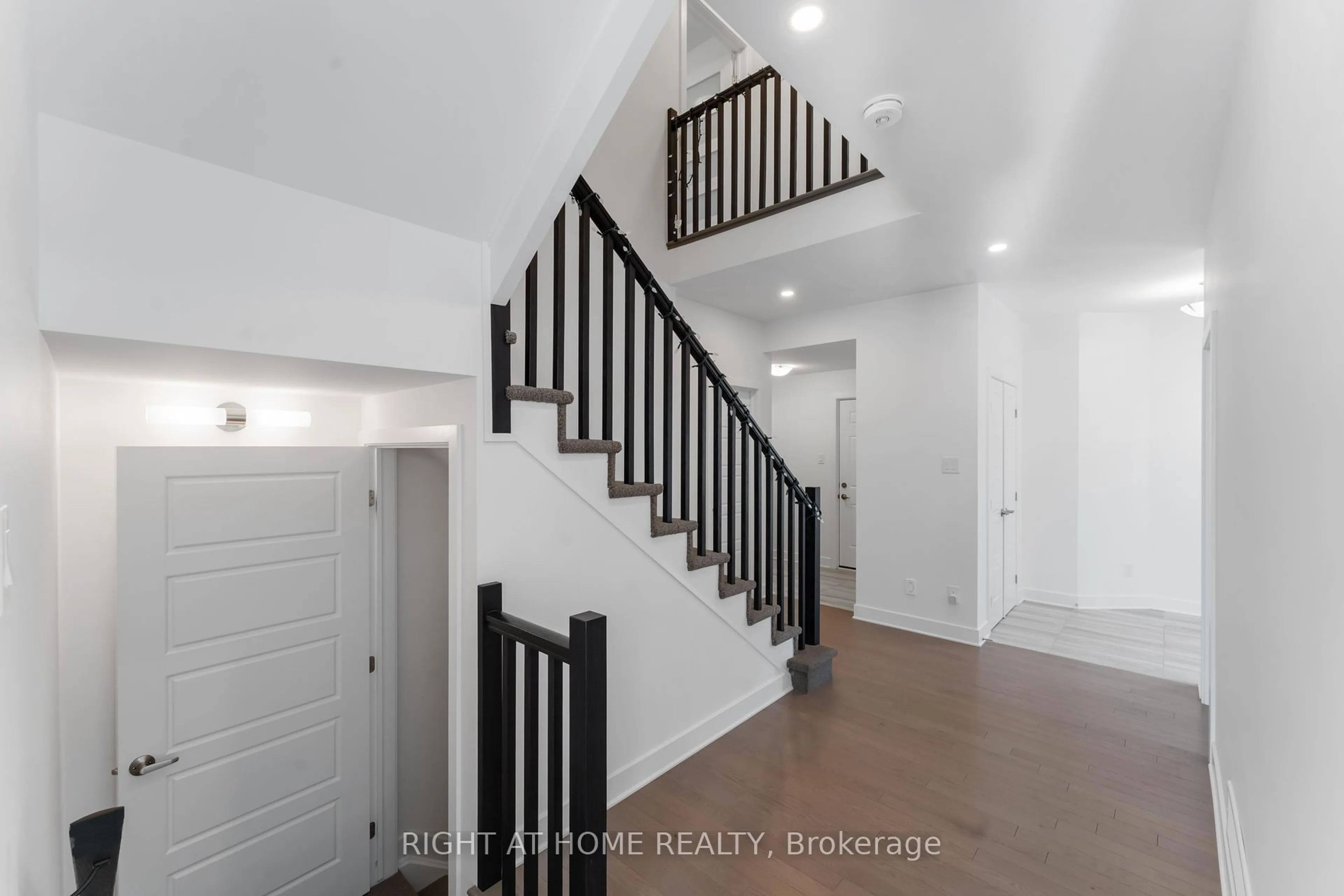 Indoor entryway for 339 Shuttleworth Dr, Leitrim Ontario K1T 0T6