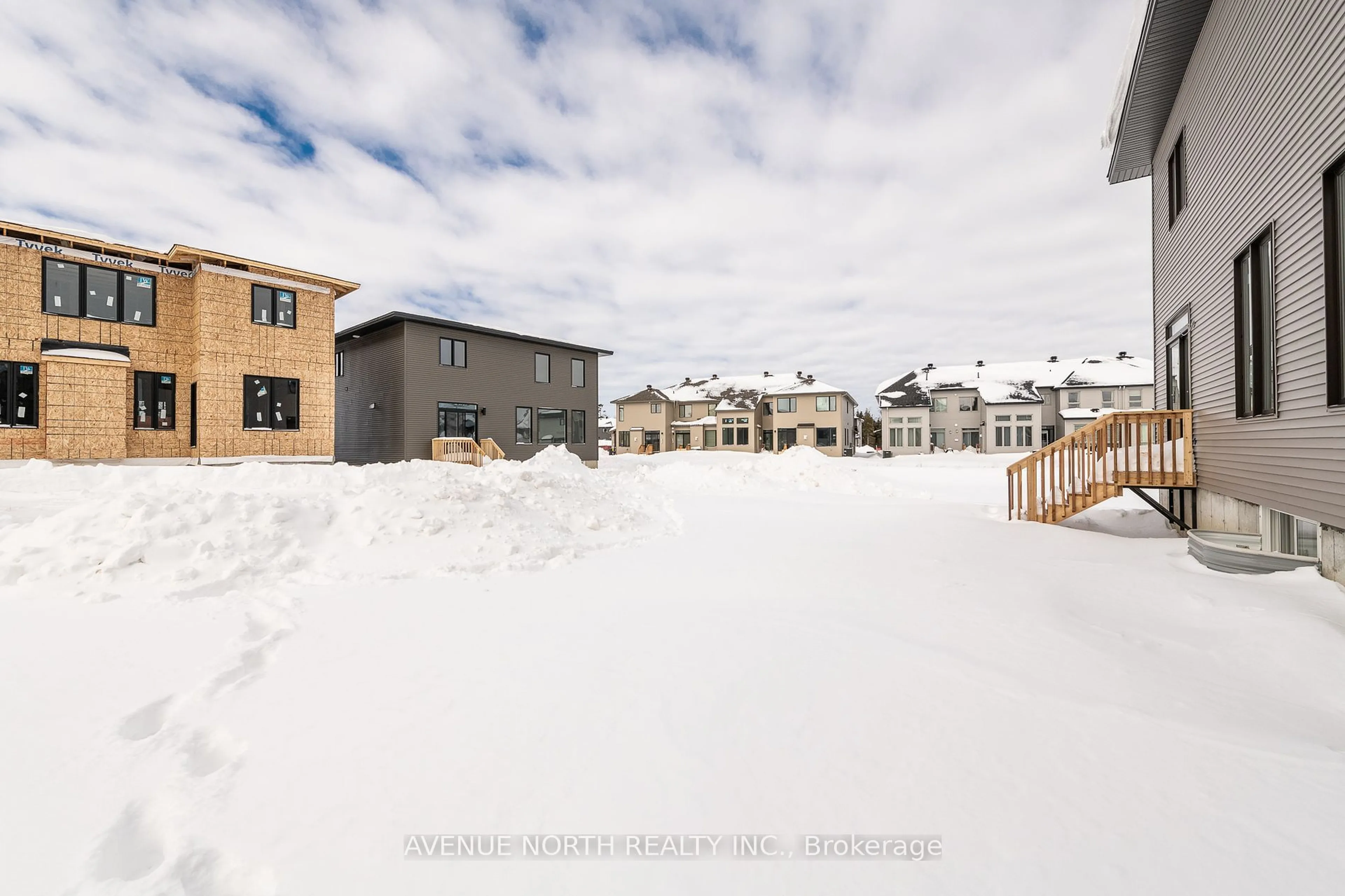 A pic from outside/outdoor area/front of a property/back of a property/a pic from drone, street for 621 MIIKANA Rd, Blossom Park - Airport and Area Ontario K1X 0G6