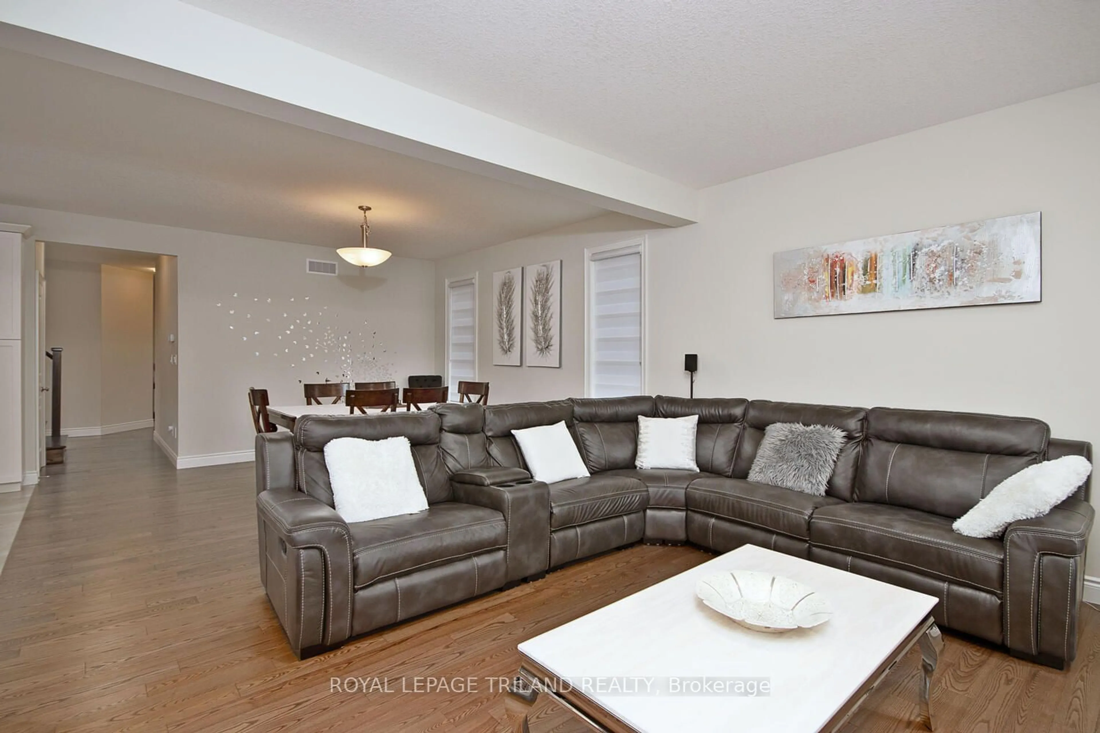 Living room with furniture, unknown for 2544 Holbrook Dr, London Ontario N6M 1G5