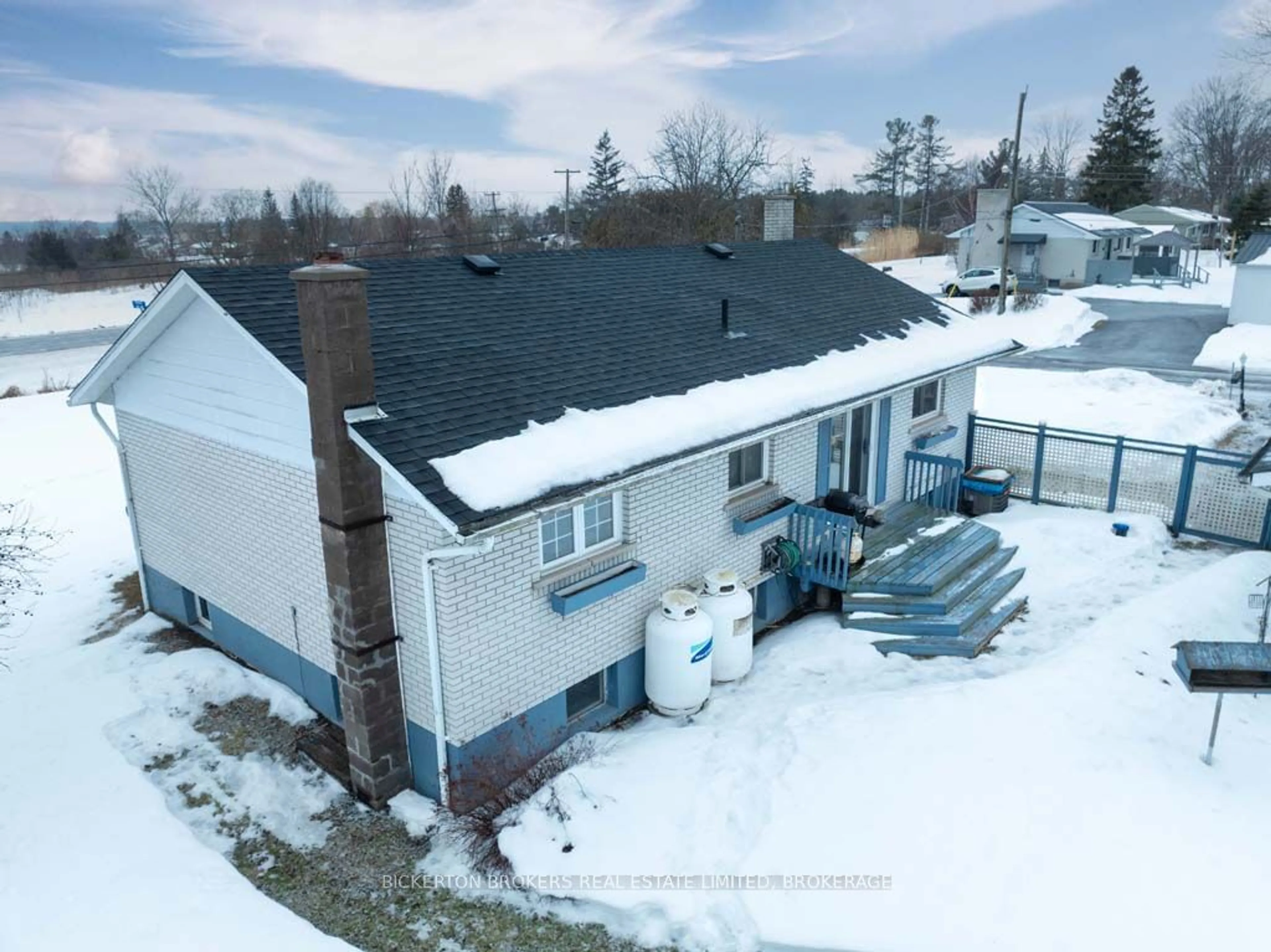 A pic from outside/outdoor area/front of a property/back of a property/a pic from drone, unknown for 11 Ferguson Lane, Leeds and the Thousand Islands Ontario K7G 2V5