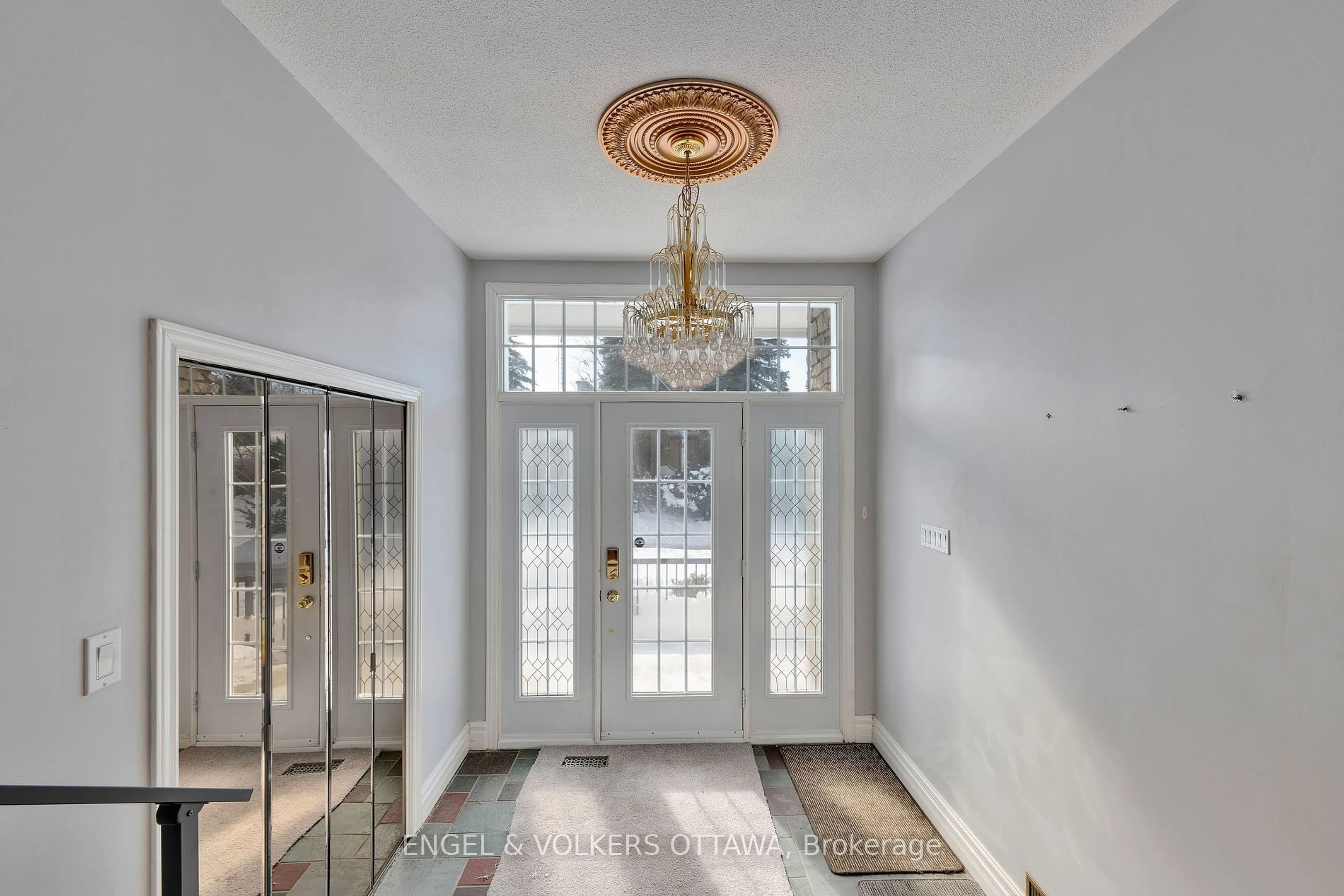 Indoor foyer for 2044 Chalmers Rd, Alta Vista and Area Ontario K1H 6K5