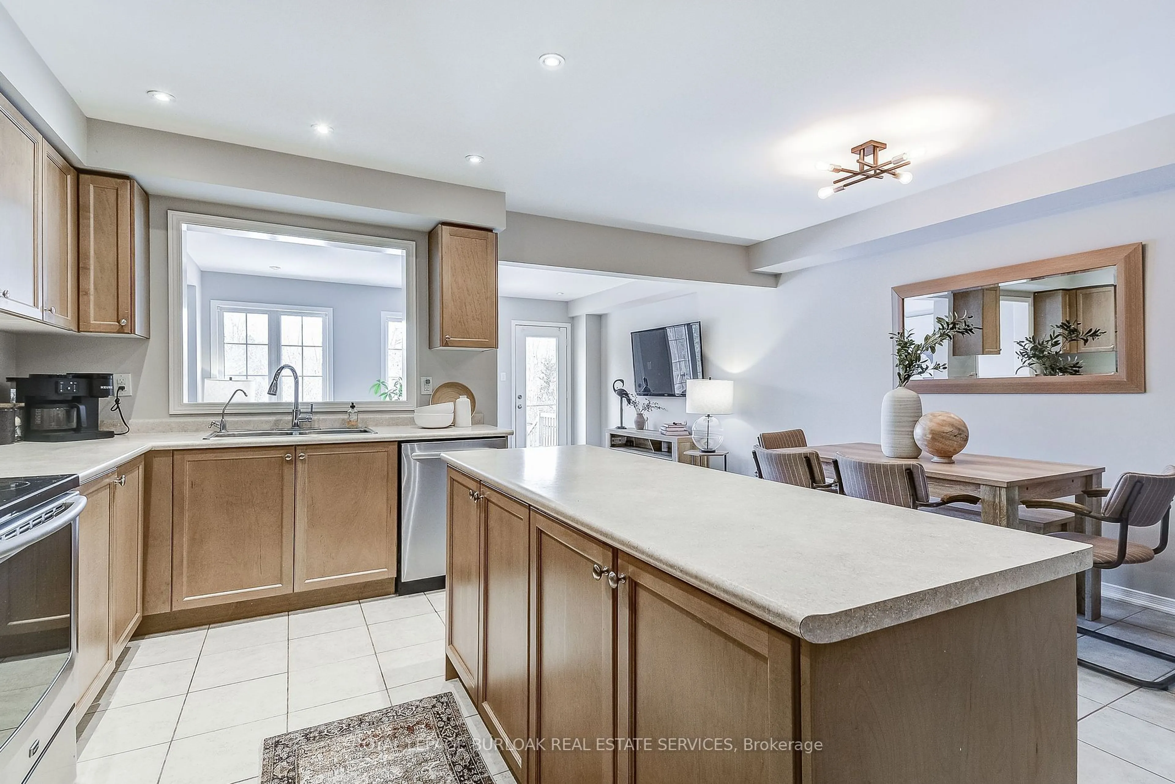 Open concept kitchen, unknown for 7 McPhail Pl, Hamilton Ontario L8B 0R5