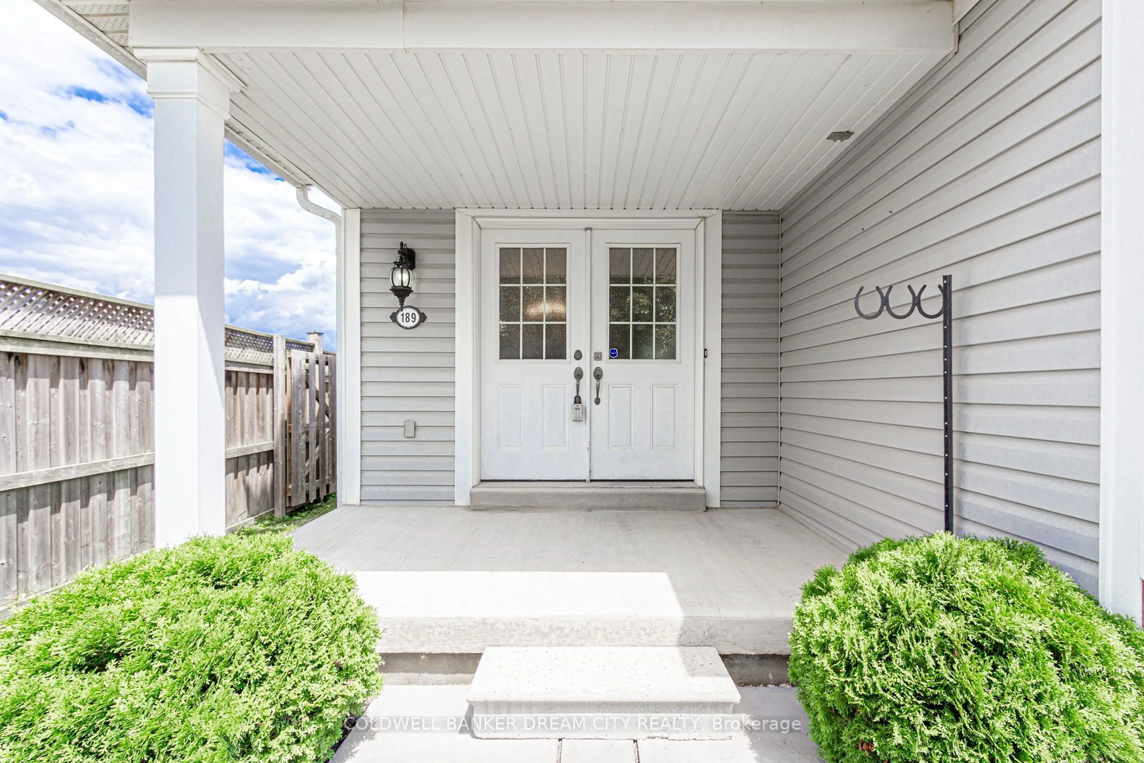 Indoor entryway for 189 Powell Rd, Brantford Ontario N3T 0E6