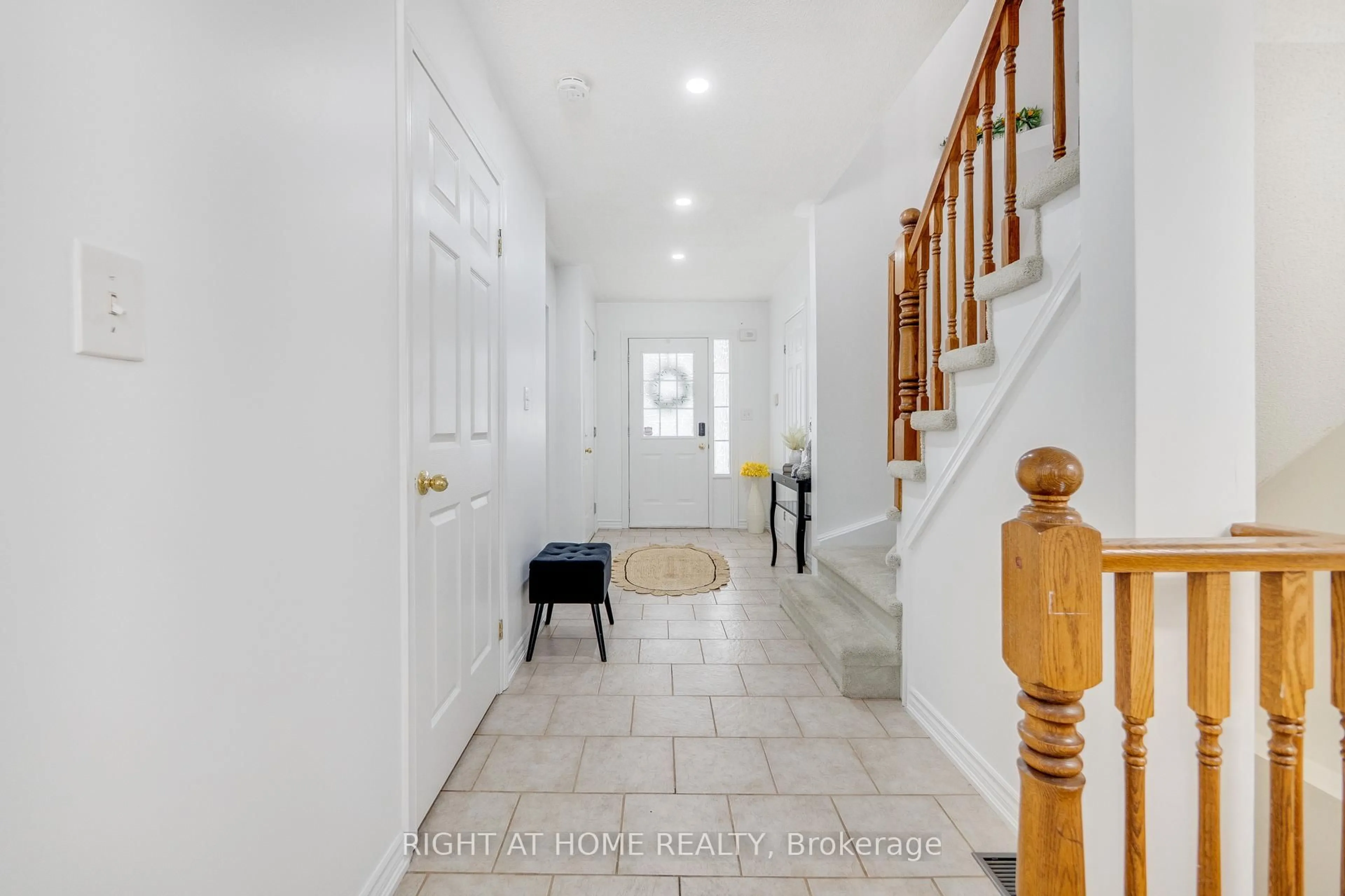 Indoor entryway for 81 Kendrick Crt, Hamilton Ontario L9G 5A5