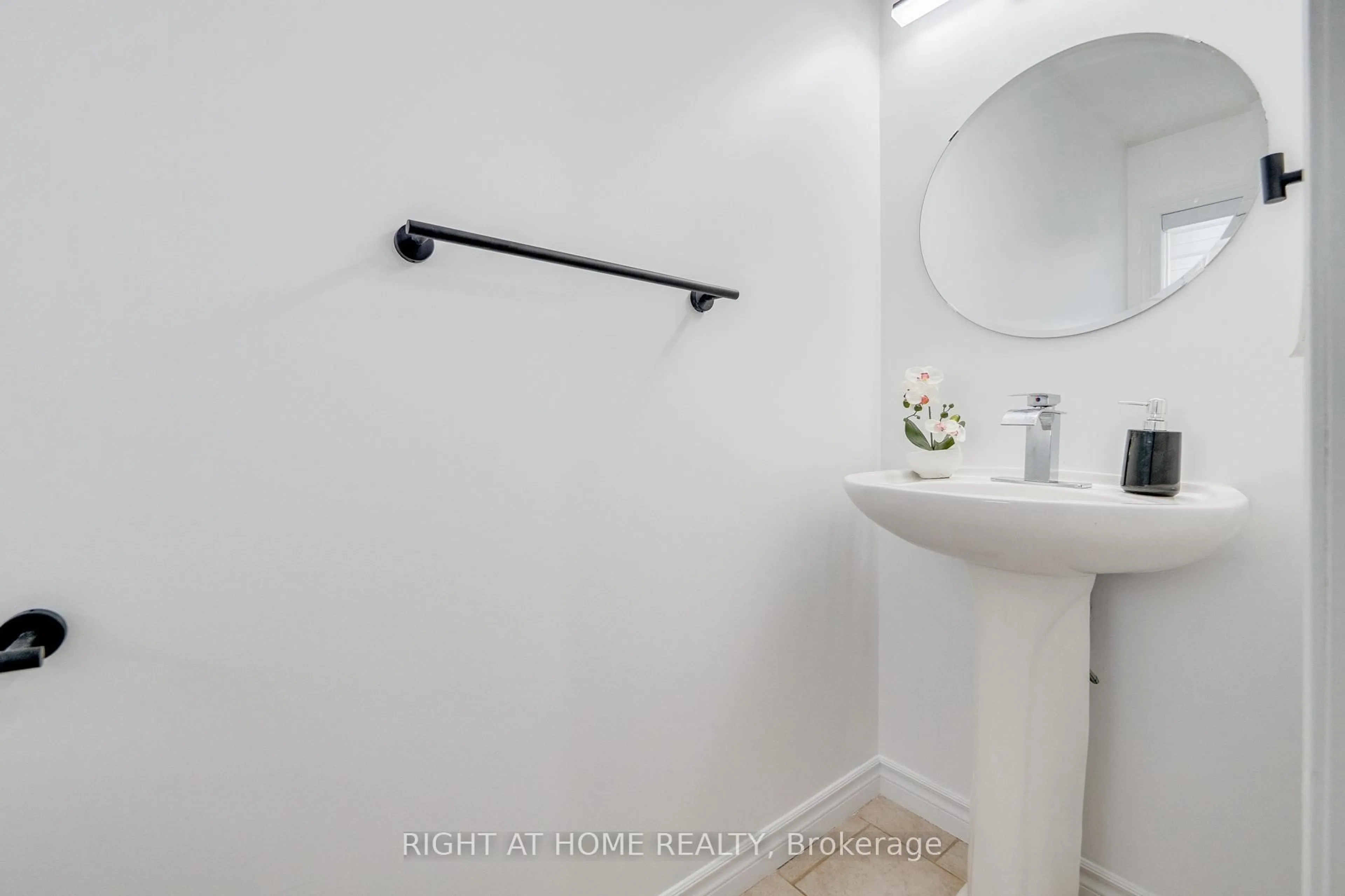 Standard bathroom, unknown for 81 Kendrick Crt, Hamilton Ontario L9G 5A5