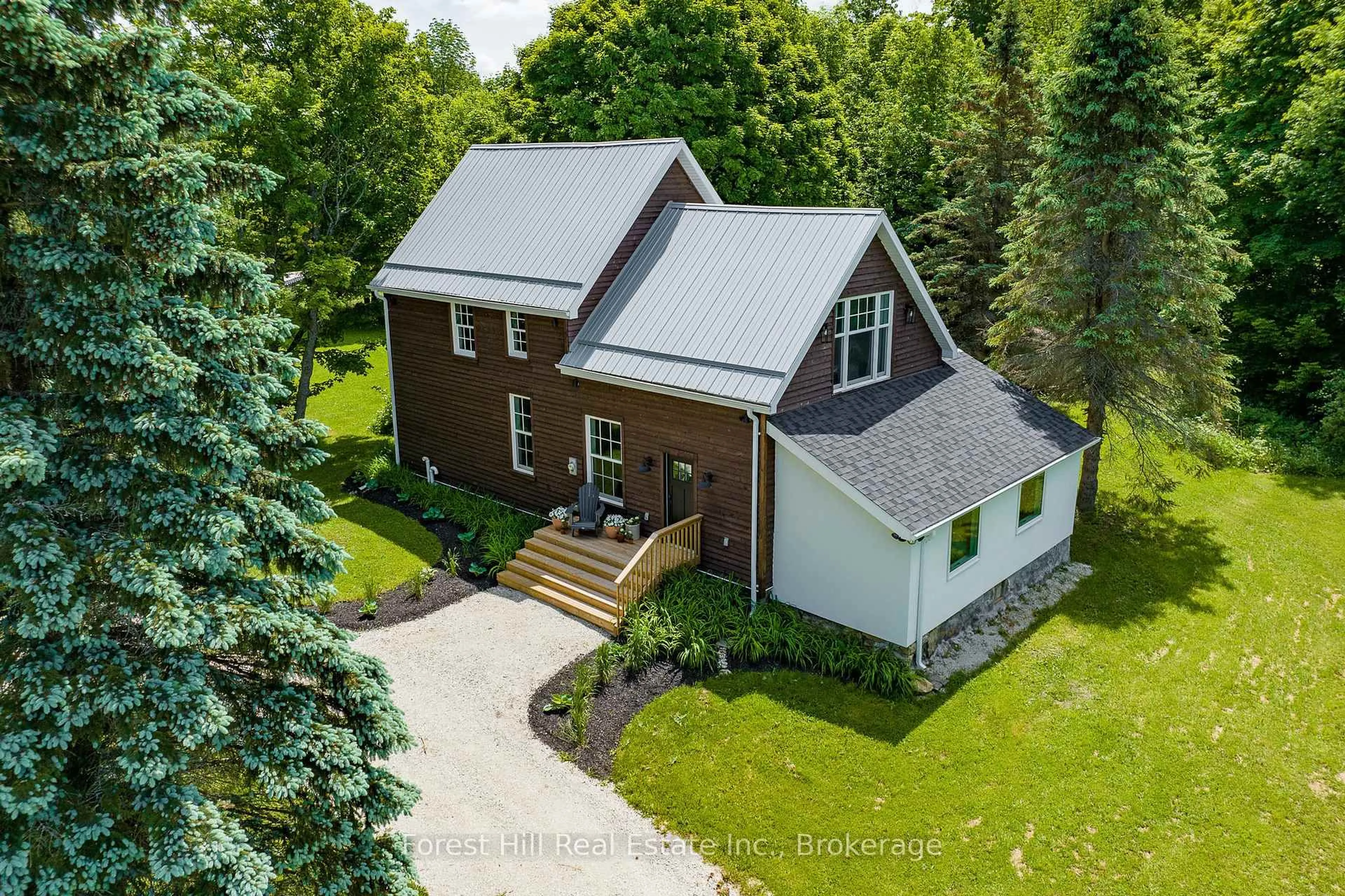 A pic from outside/outdoor area/front of a property/back of a property/a pic from drone, building for 555262 6th Line, Blue Mountains Ontario N0H 2E0