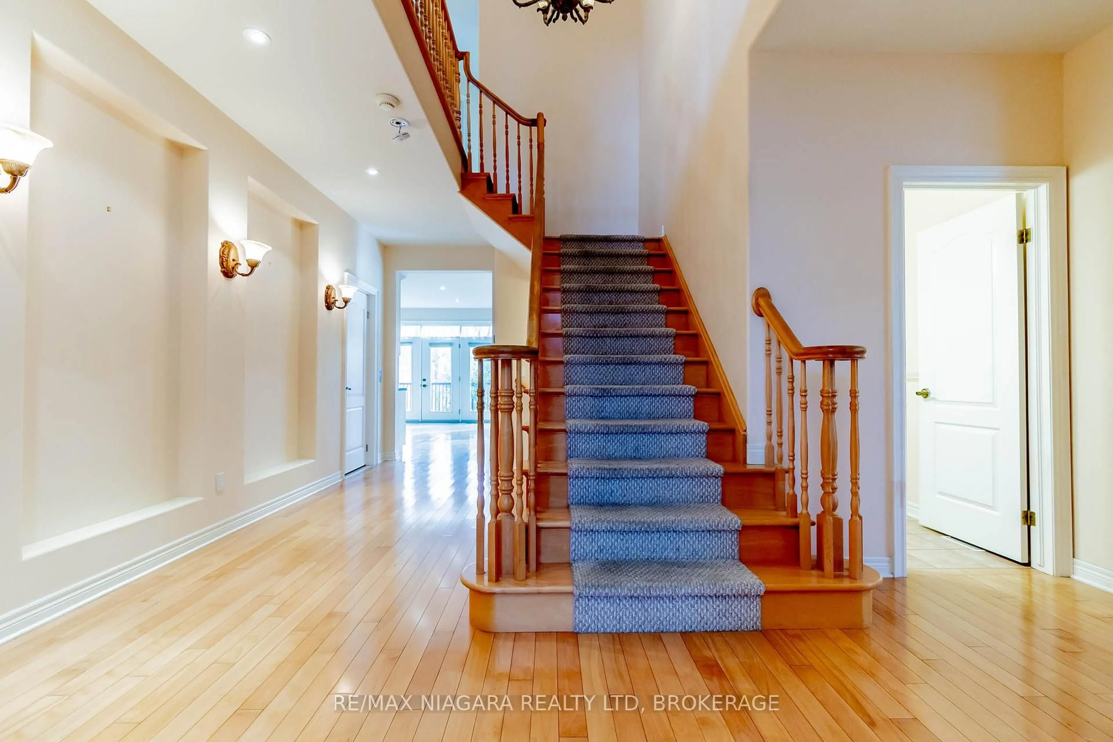 Indoor foyer for 47 Sculler's Way, St. Catharines Ontario L2N 7S9