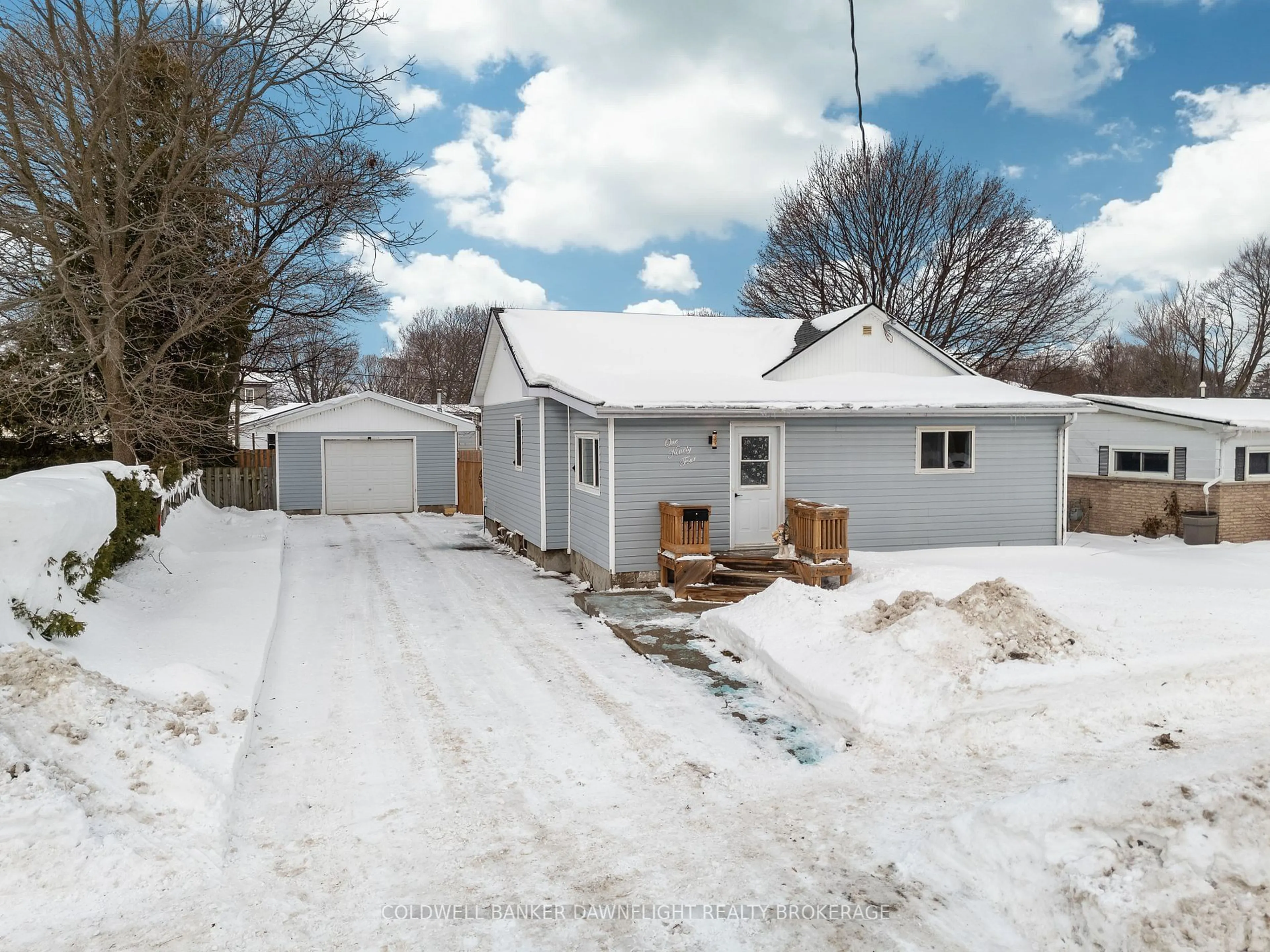 A pic from outside/outdoor area/front of a property/back of a property/a pic from drone, street for 194 South St, Goderich Ontario N7A 3M3