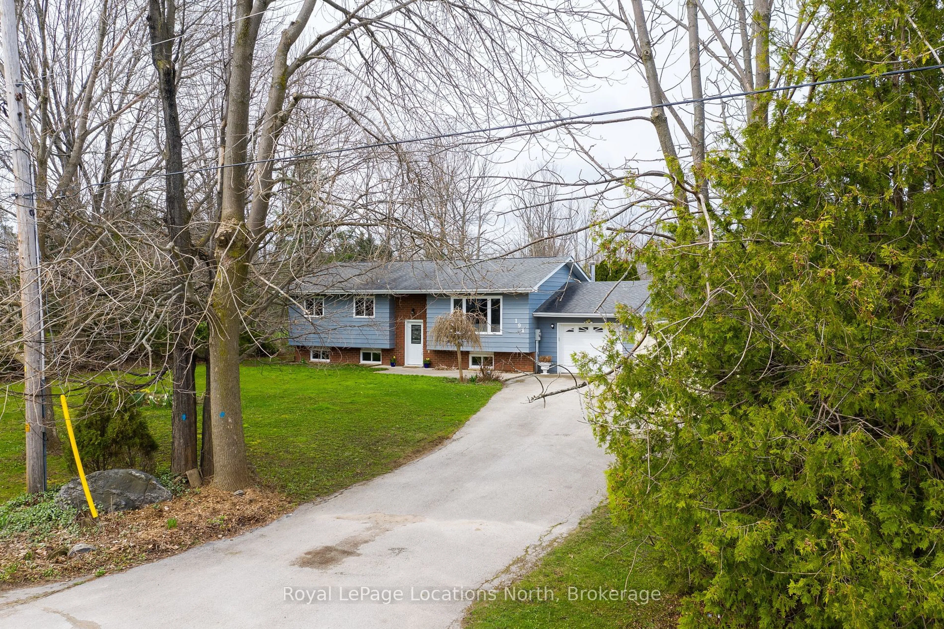 A pic from outside/outdoor area/front of a property/back of a property/a pic from drone, street for 194 Centre St, Meaford Ontario N4L 1E8