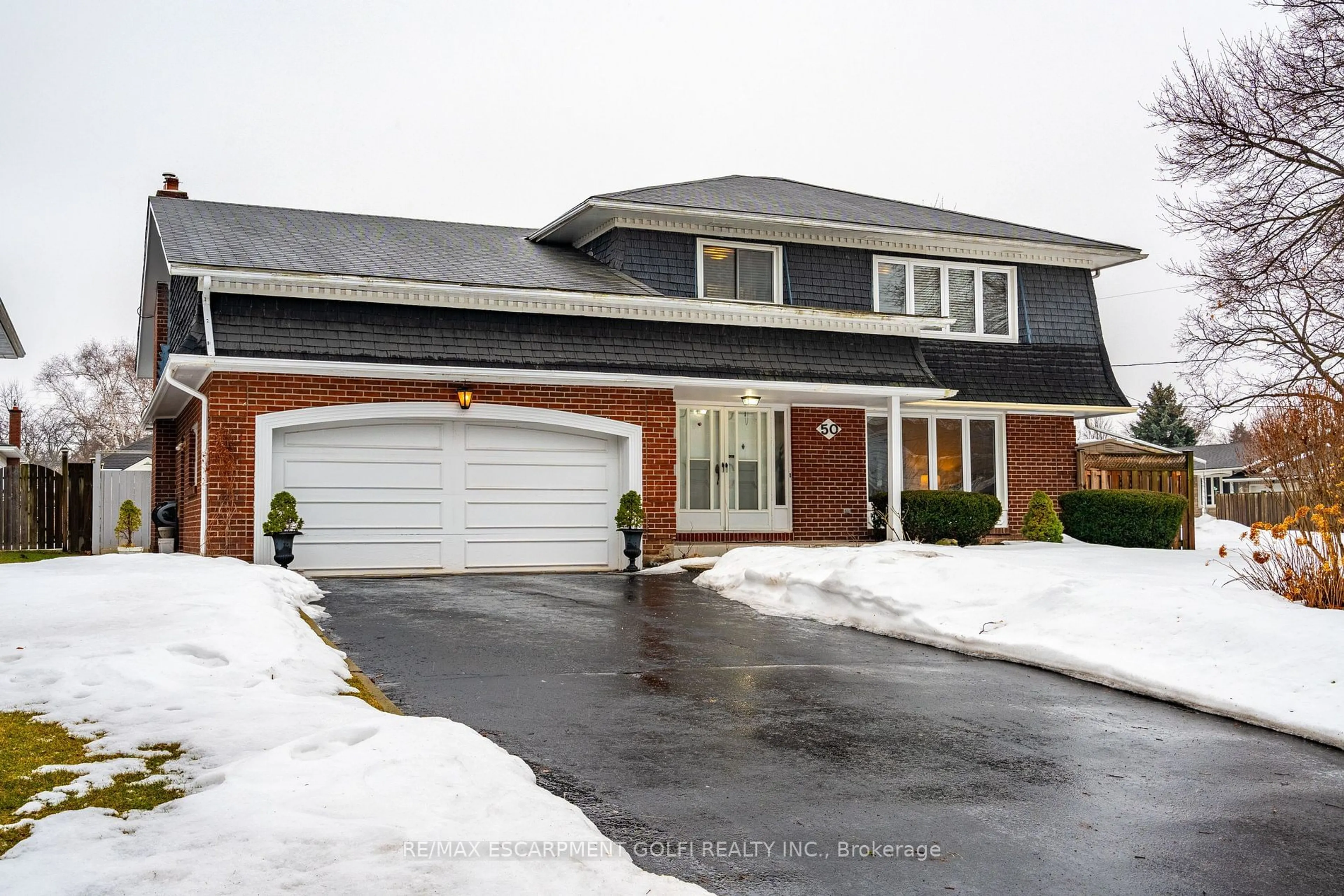 Home with brick exterior material, street for 50 Royal York Rd, St. Catharines Ontario L2N 2N9