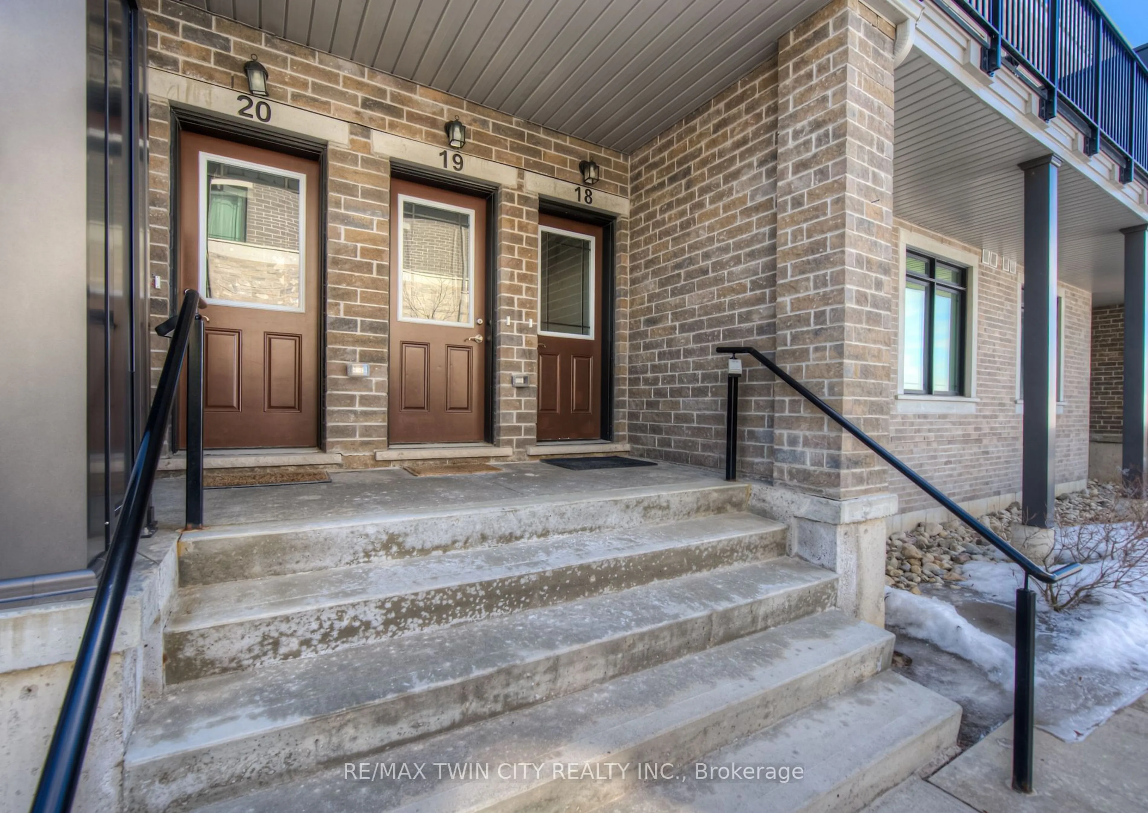 Indoor entryway for 107 WESTRA Dr #18, Guelph Ontario N1K 0A5