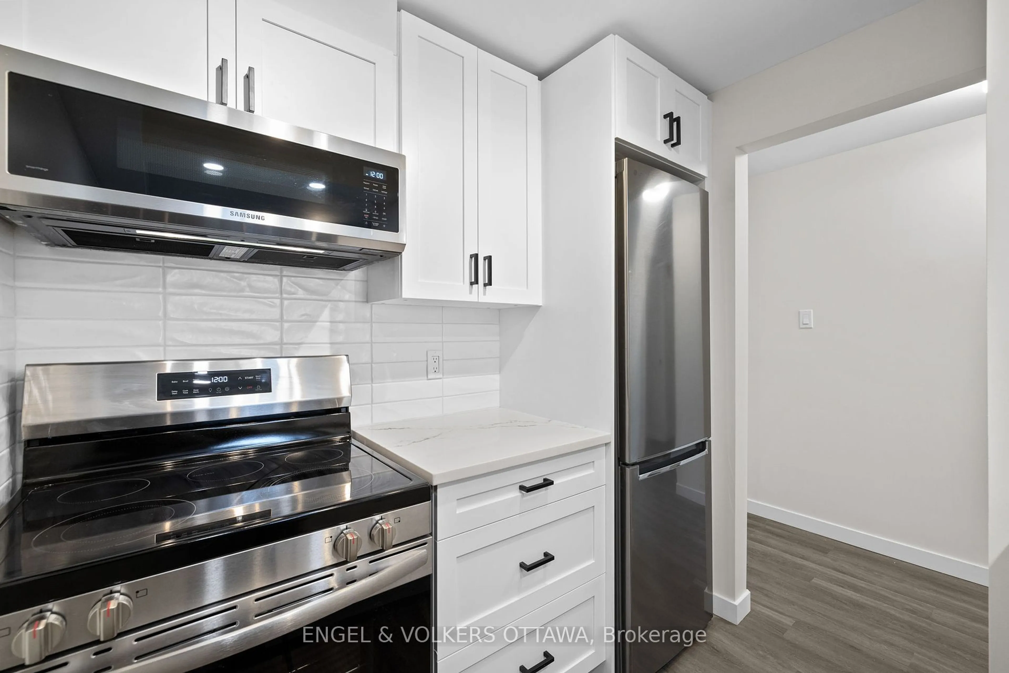 Standard kitchen, wood/laminate floor for 6434 Bilberry Dr #210, Orleans - Convent Glen and Area Ontario K1C 4P5