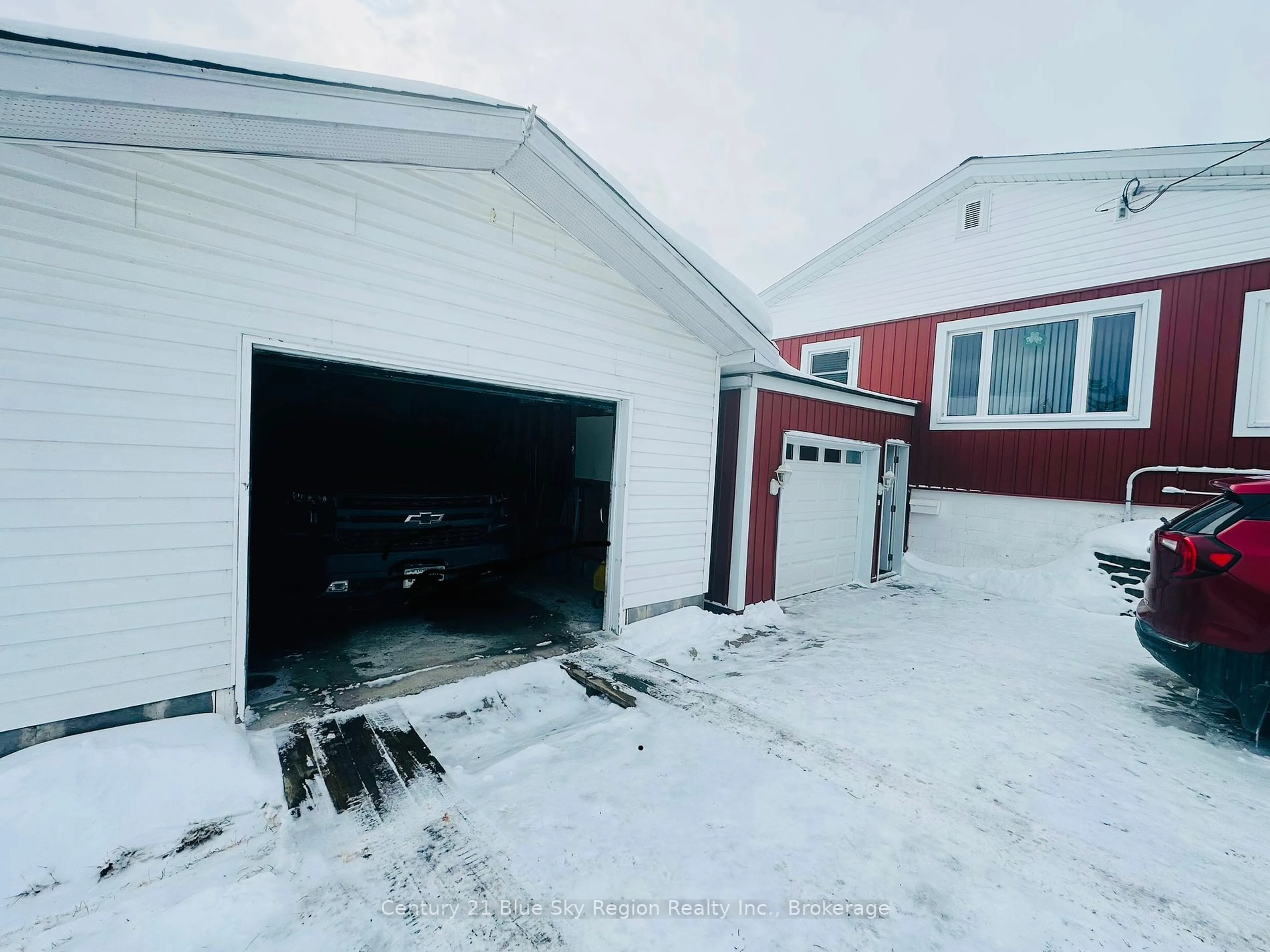 Indoor garage for 405 HIGHWAY 654, Callander Ontario P0H 1H0