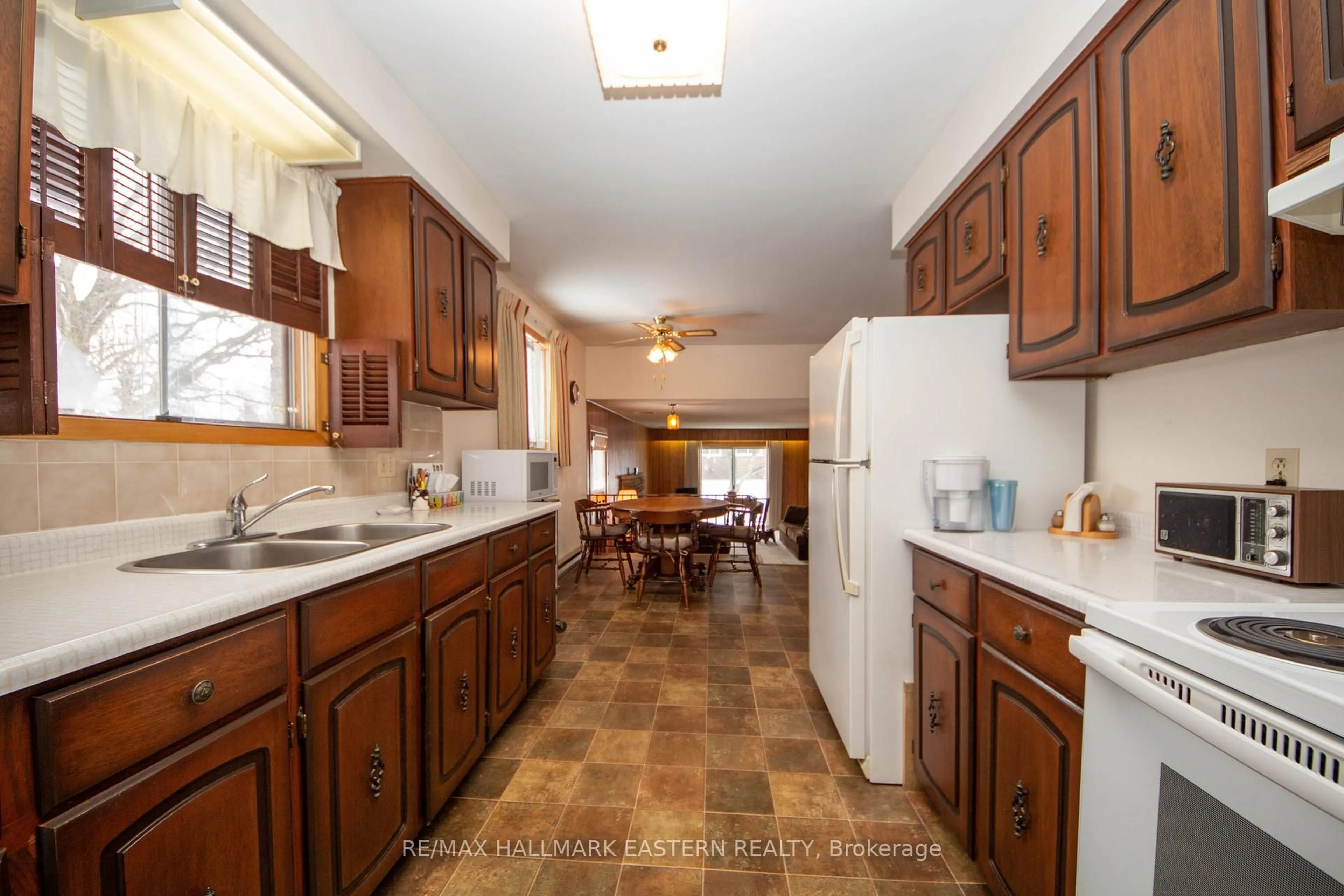 Standard kitchen, ceramic/tile floor for 31 Redwing St, Kawartha Lakes Ontario K9V 4T4