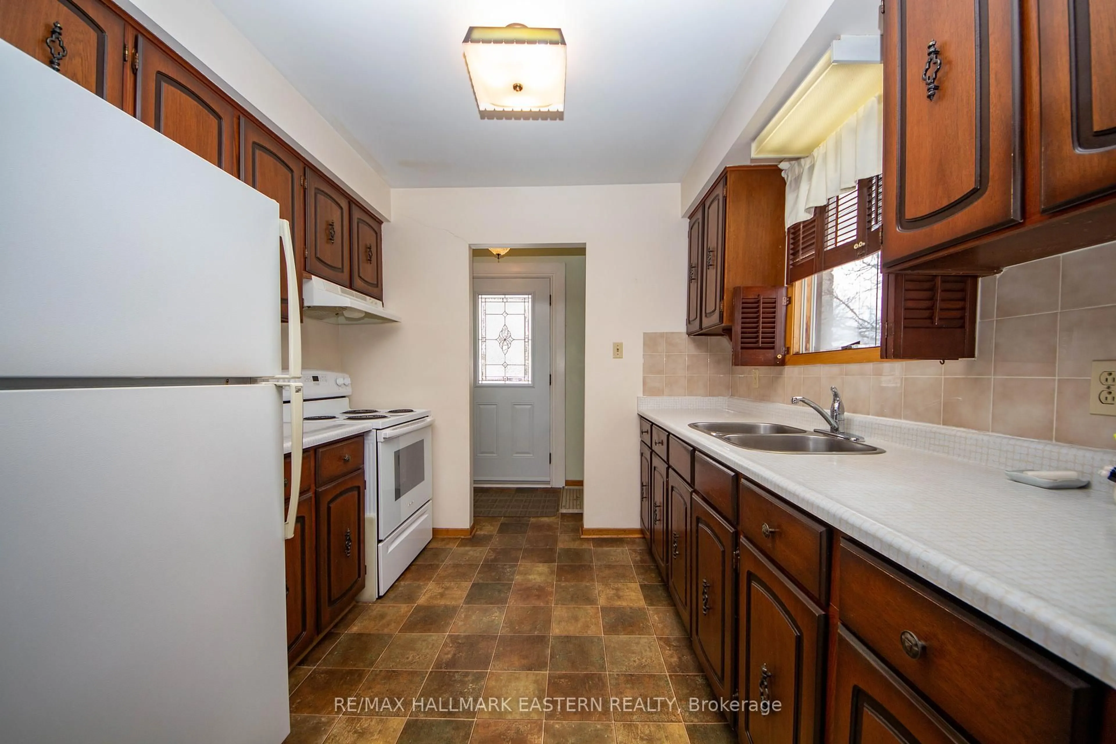 Standard kitchen, unknown for 31 Redwing St, Kawartha Lakes Ontario K9V 4T4