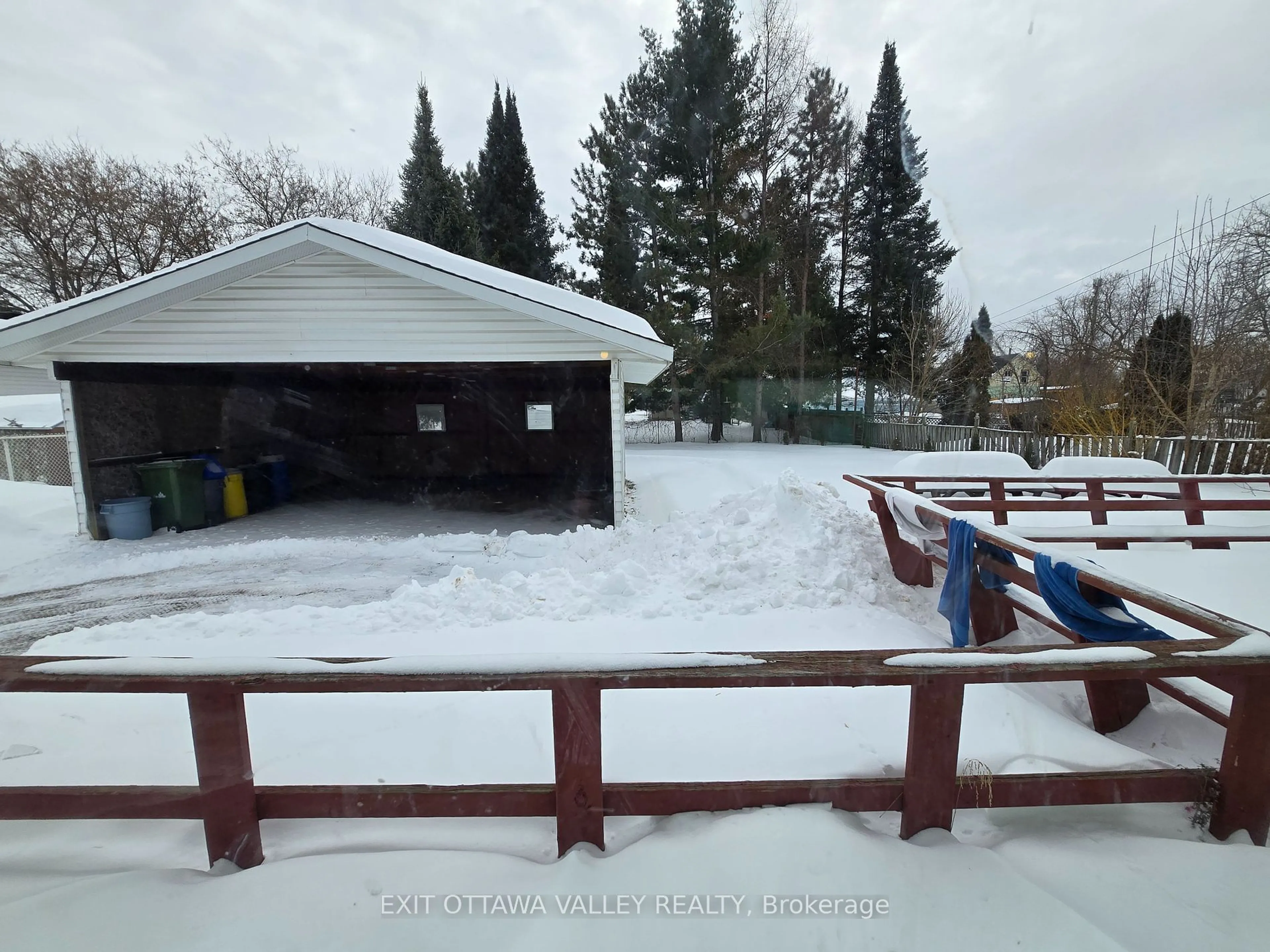 Shed for 124 Dickson St, Pembroke Ontario K8A 2W9