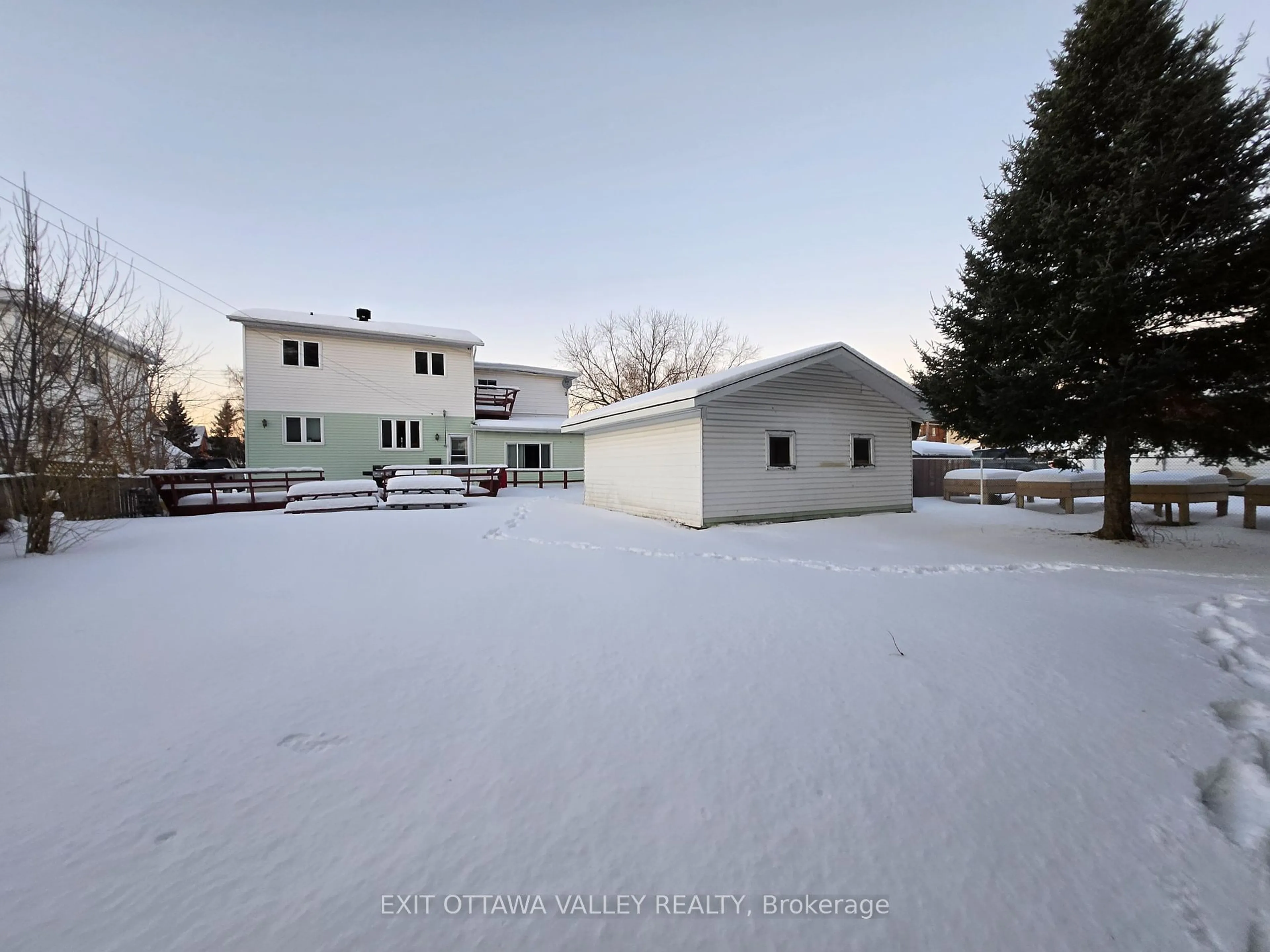 A pic from outside/outdoor area/front of a property/back of a property/a pic from drone, street for 124 Dickson St, Pembroke Ontario K8A 2W9