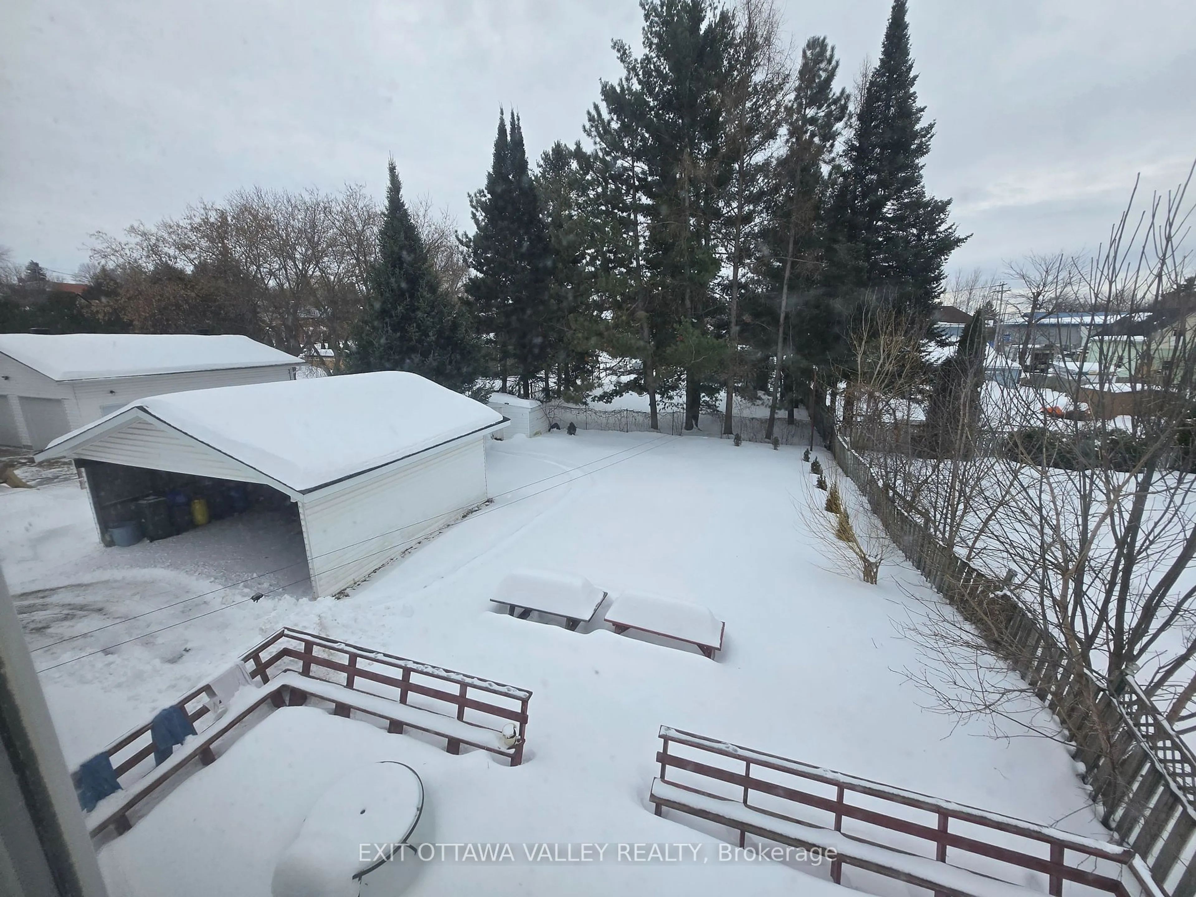 A pic from outside/outdoor area/front of a property/back of a property/a pic from drone, unknown for 124 Dickson St, Pembroke Ontario K8A 2W9