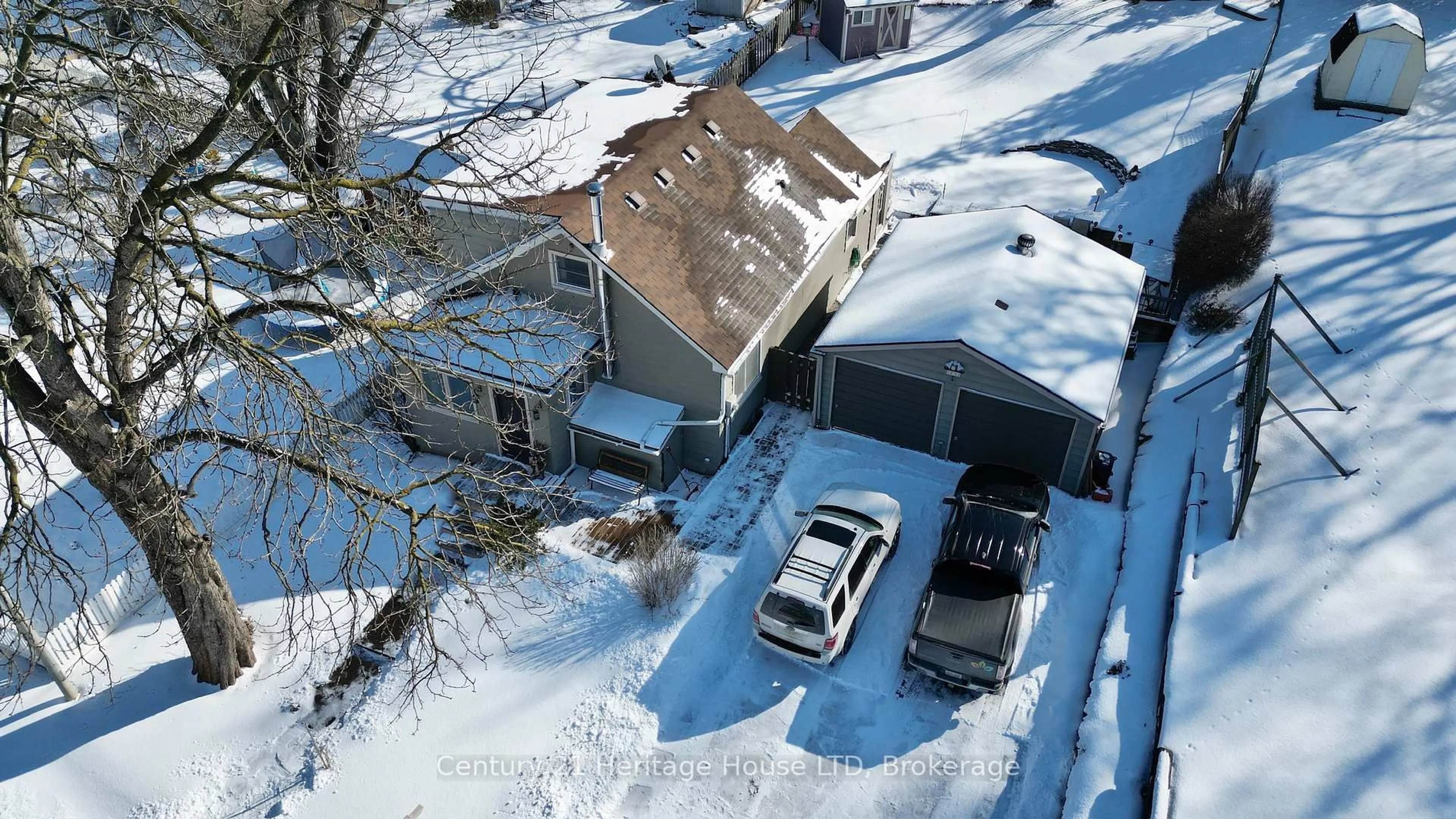 A pic from outside/outdoor area/front of a property/back of a property/a pic from drone, street for 25 Highlander St St, Niagara-on-the-Lake Ontario L0S 1L0