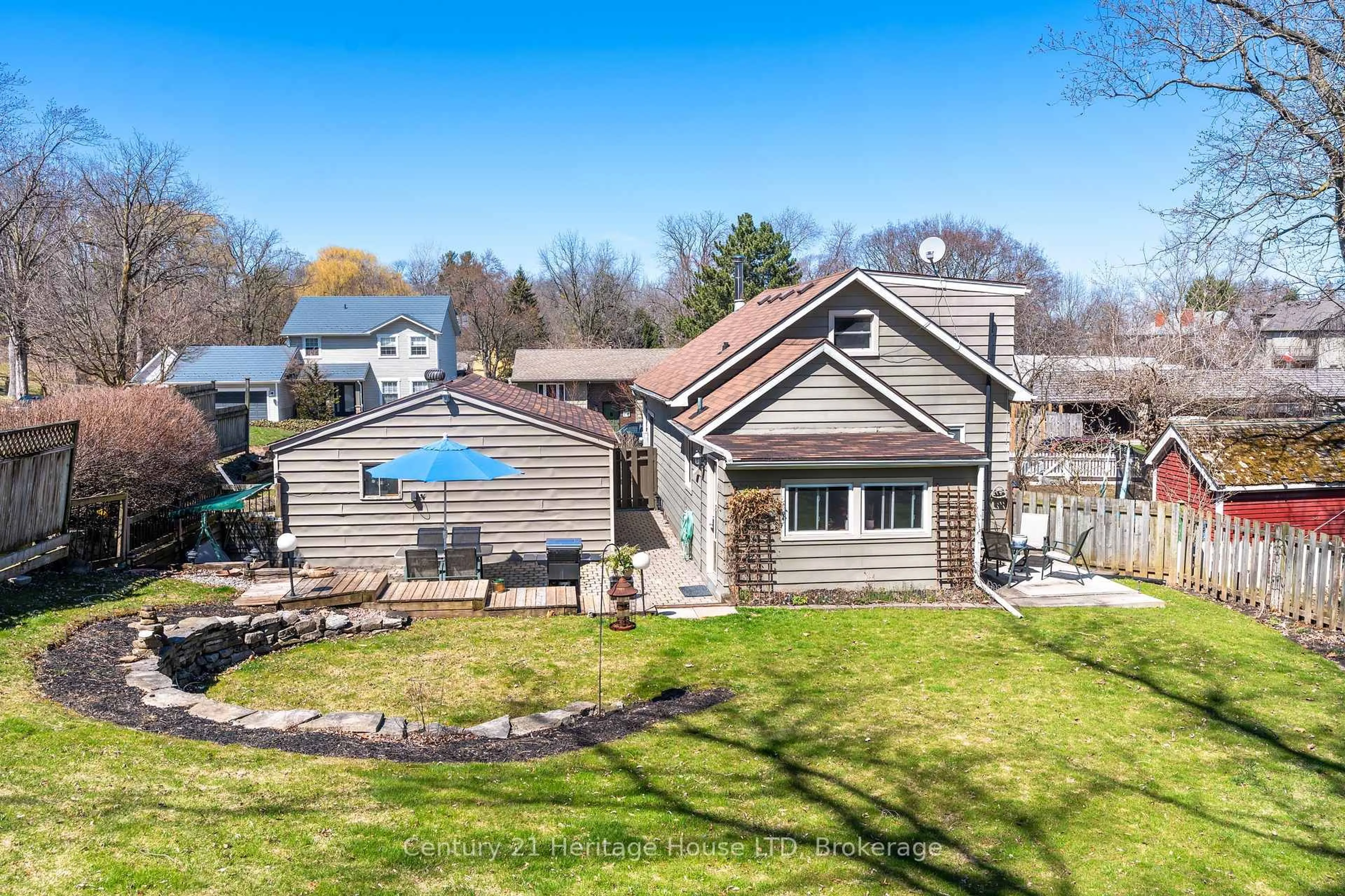 A pic from outside/outdoor area/front of a property/back of a property/a pic from drone, water/lake/river/ocean view for 25 Highlander St St, Niagara-on-the-Lake Ontario L0S 1L0